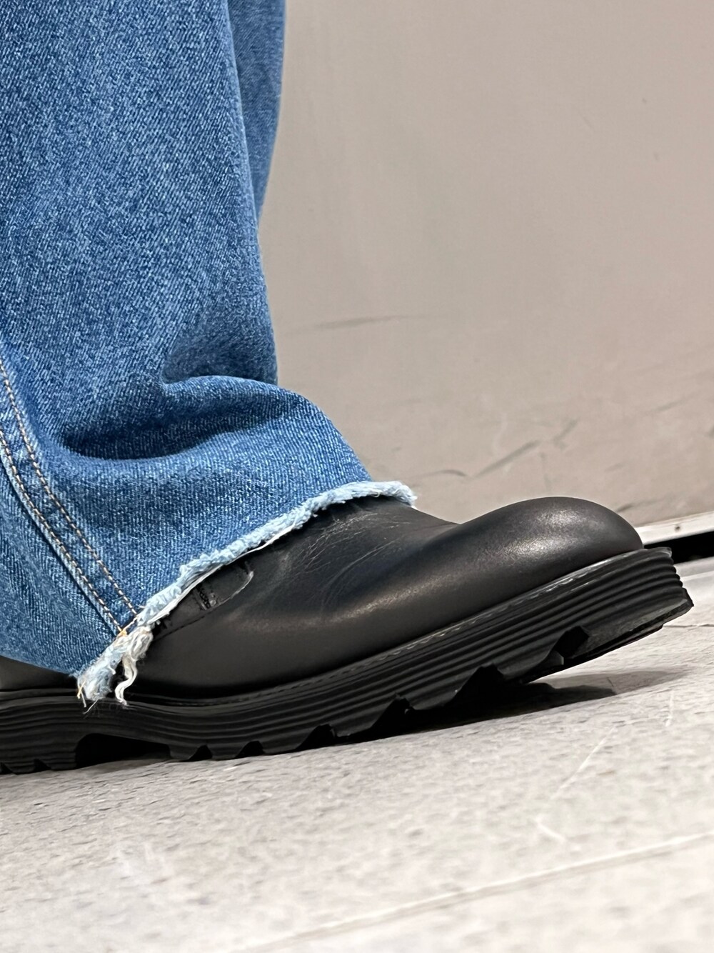 ホワイト系のシャツ/ブラウス、ブルー系のデニムパンツ、ブラック系のショルダーバッグを着用したメンズの春コーディネートの5枚目の写真