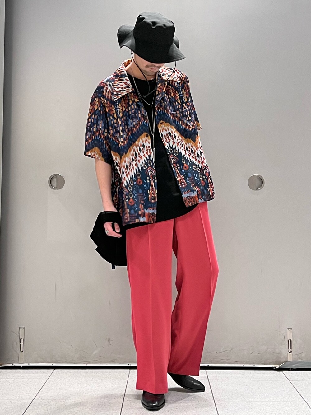 ブルー系のシャツ/ブラウス、ブラック系のトートバッグ、ピンク系のスラックスを着用したメンズの春コーディネートの1枚目の写真