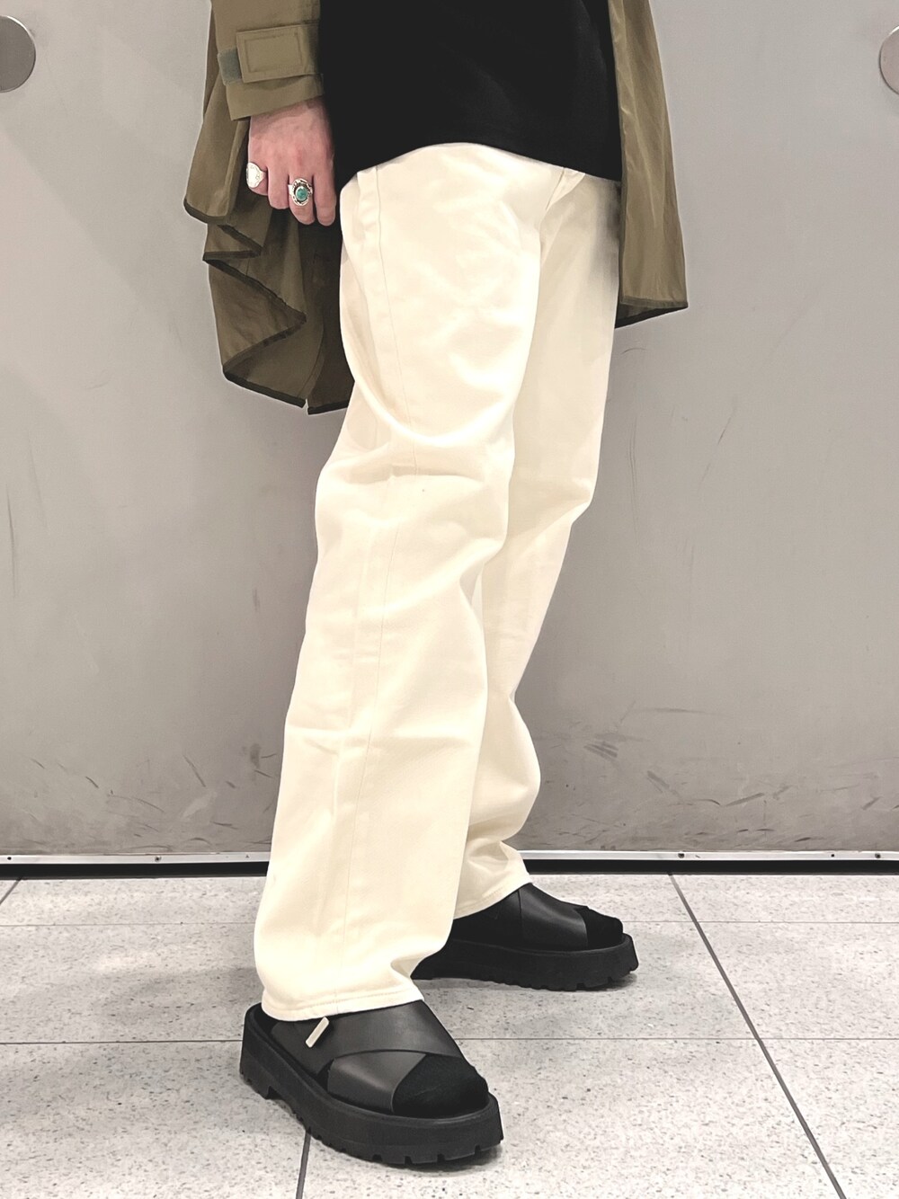 ブラック系のTシャツ/カットソー、ホワイト系のその他アウター、ホワイト系のデニムパンツを着用したメンズの春コーディネートの5枚目の写真