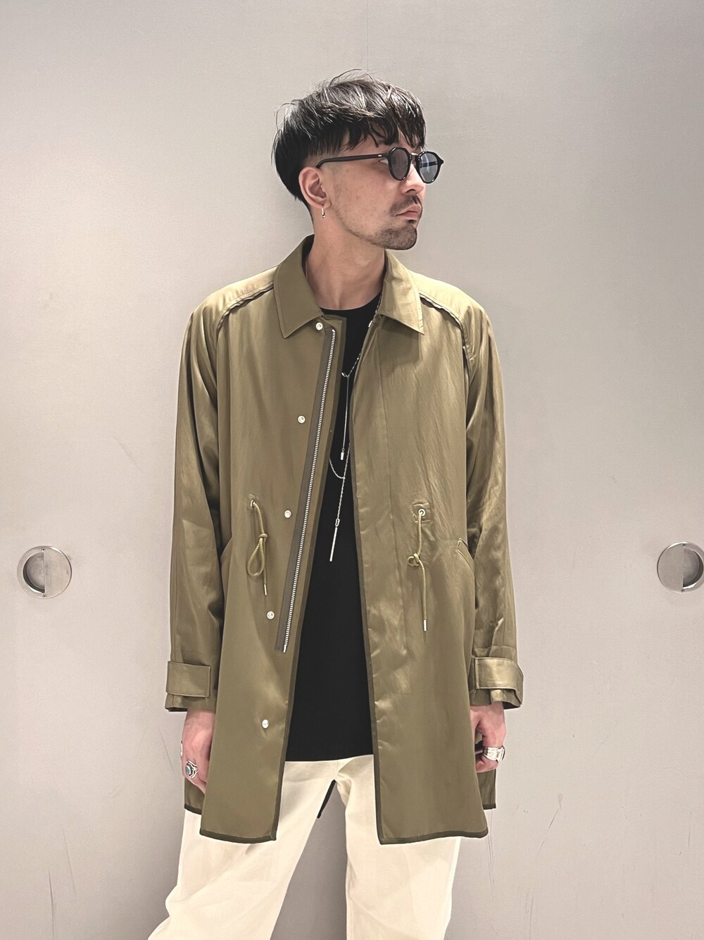 ブラック系のTシャツ/カットソー、ホワイト系のその他アウター、ホワイト系のデニムパンツを着用したメンズの春コーディネートの3枚目の写真