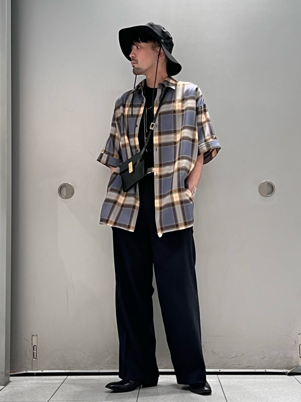 グレー系のシャツ/ブラウス、ブラック系のショルダーバッグ、ブラック系のTシャツ/カットソーを着用したメンズの春コーディネートの1枚目の写真