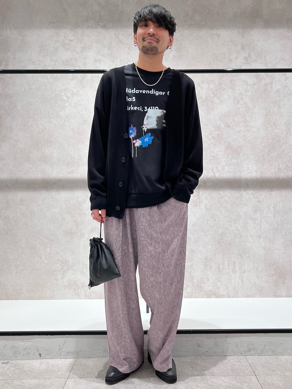 「ブーツ、カーディガン、ロンT、ミニバッグ、スウェット、ビッグシルエット、ペイズリー柄、ペイズリー、ペイズリー柄パンツ、ワイドパンツ、サイドゴアブーツ、サイドゴア、巾着バッグ、巾着、Lui's」｜「Lui'sのミラノリブカーディガン（カーディガン/ボレロ、ブラック系）」を使った、TOMOYOSEさん（メンズ・177cm）の秋コーディネートの1枚目の写真