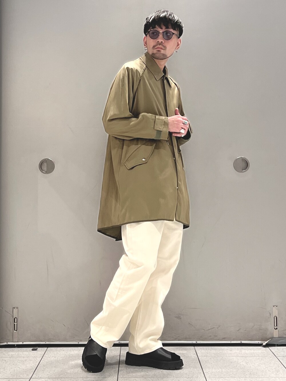 ブラック系のTシャツ/カットソー、ホワイト系のその他アウター、ホワイト系のデニムパンツを着用したメンズの春コーディネートの2枚目の写真