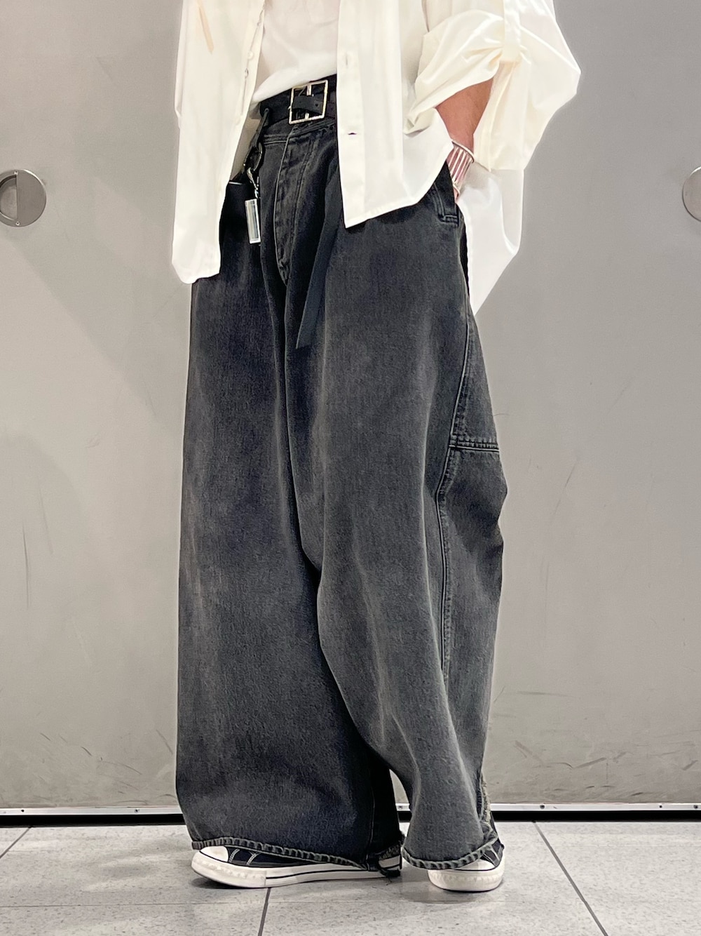 グレー系のパンツ、ブラック系のスニーカー、ホワイト系のシャツ/ブラウスを着用したメンズの春コーディネートの5枚目の写真
