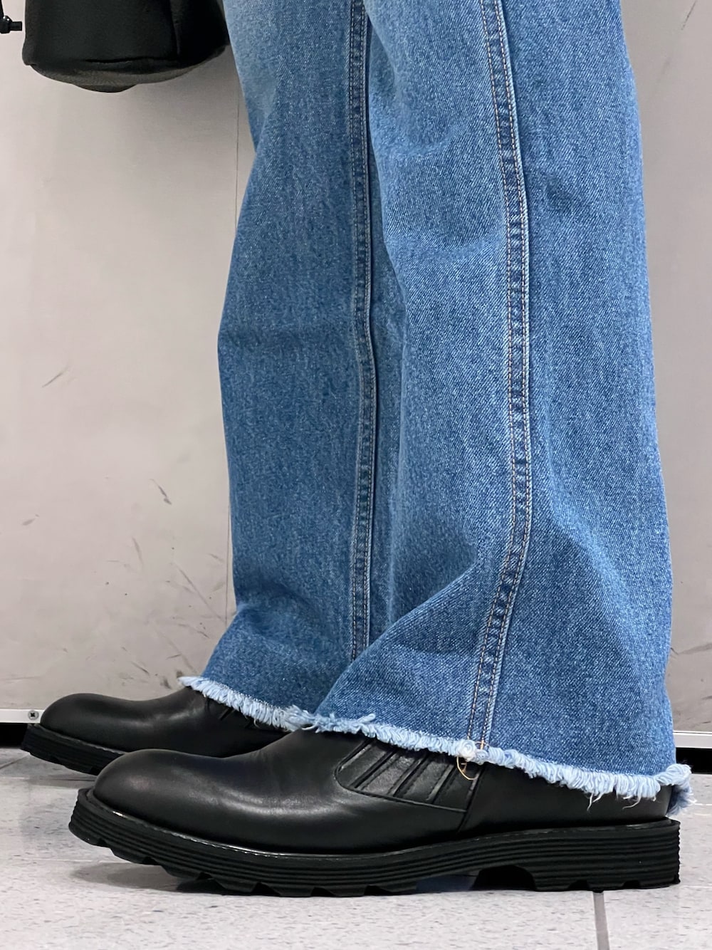 ホワイト系のシャツ/ブラウス、ブルー系のデニムパンツ、ブラック系のショルダーバッグを着用したメンズの春コーディネートの4枚目の写真