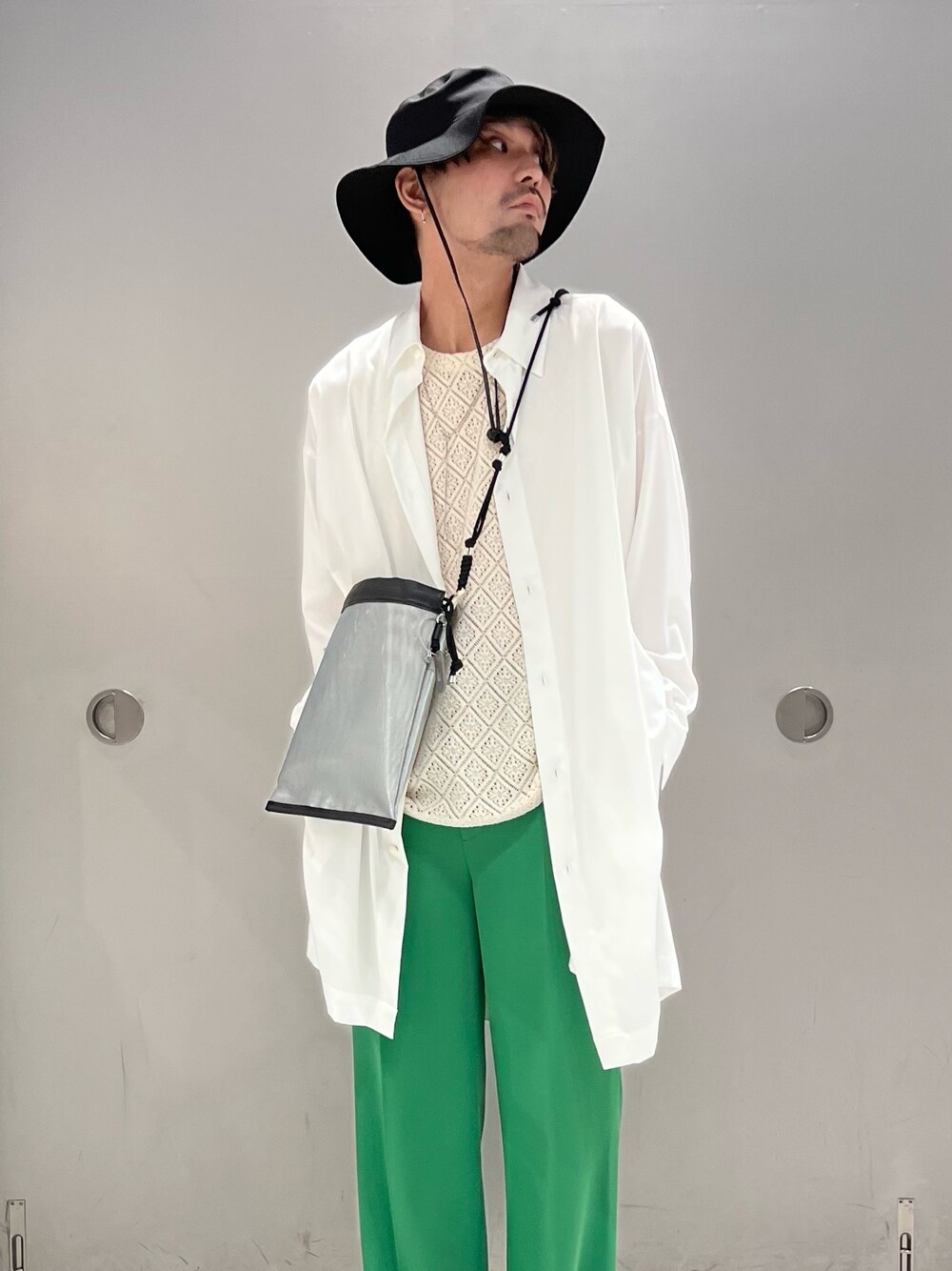 ホワイト系のシャツ/ブラウス、グリーン系のスラックス、ブラック系のブーツを着用したメンズの春コーディネートの4枚目の写真