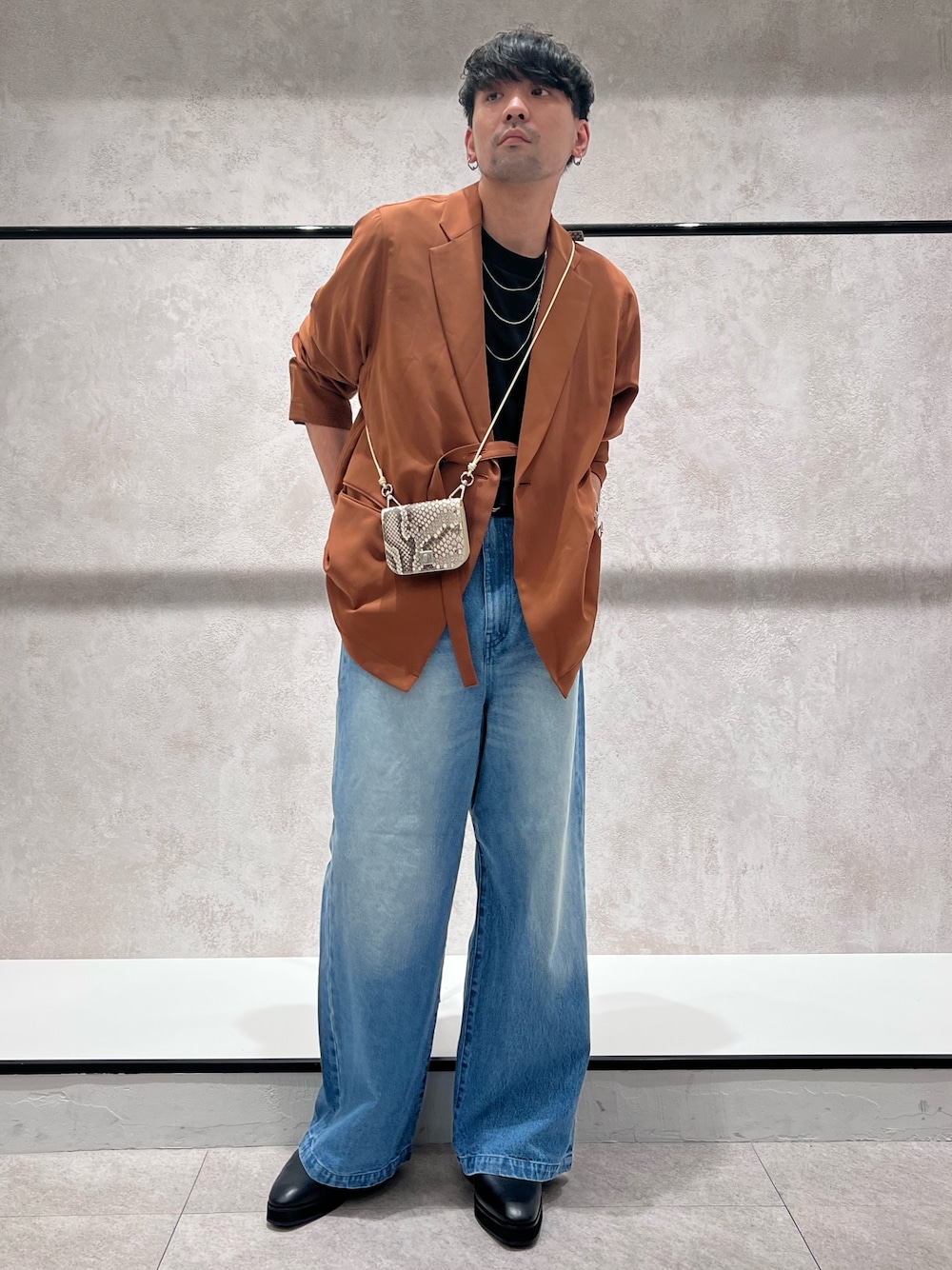 「ビッグシルエット、モード、大人カジュアル、秋服準備はじめました、厚底シューズ、タックイン、デニム、ワイドデニム、エレファントジーンズ、ブーツ、サイドゴアブーツ、フックバックルベルト、Lui's、iTTi、ウォレットショルダー」｜「Lui'sのコード付ジャケット（テーラードジャケット、イエロー系）」を使った、TOMOYOSEさん（メンズ・177cm）の夏コーディネートの1枚目の写真