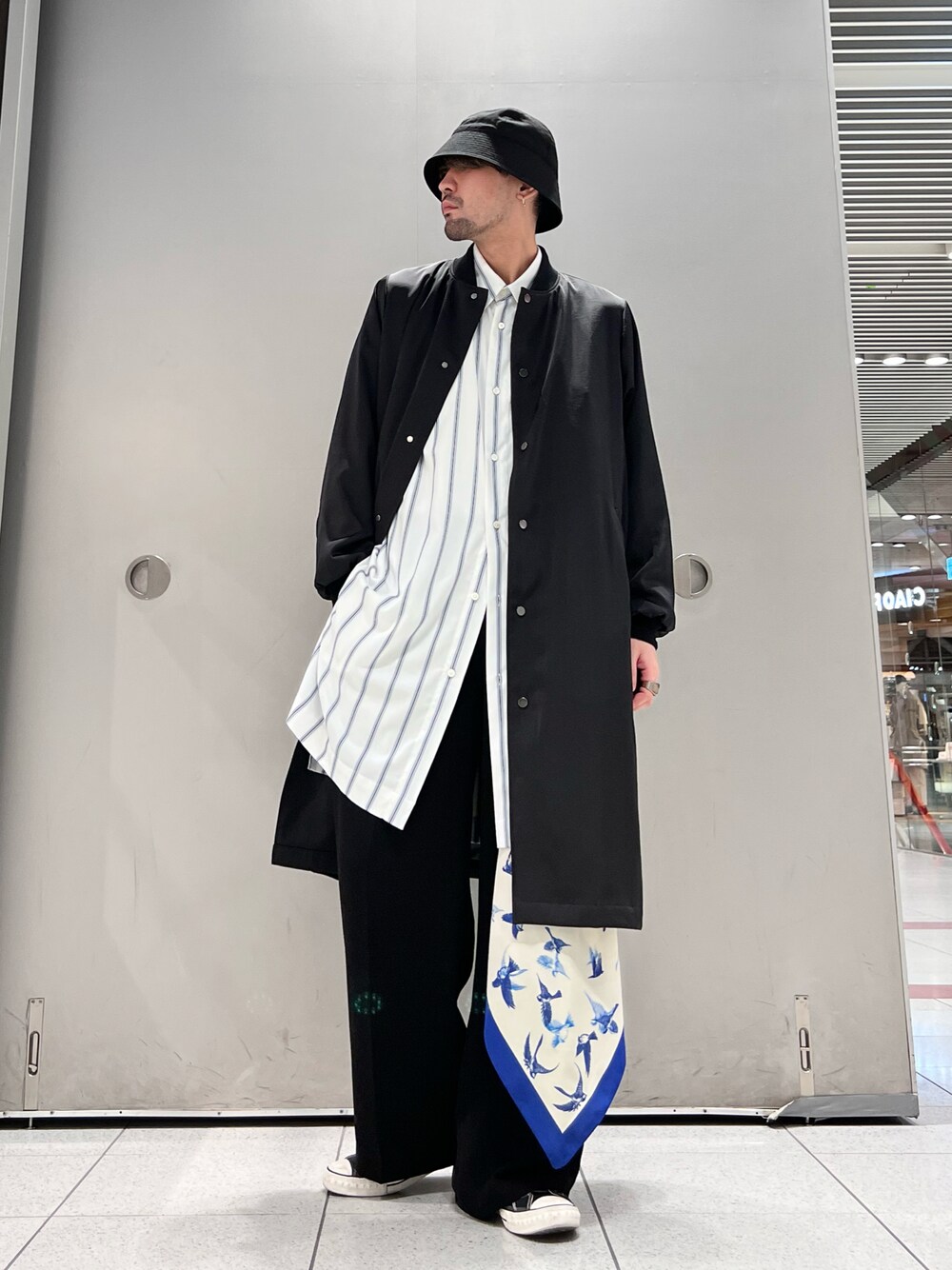 ブラック系のブルゾン、ホワイト系のシャツ/ブラウス、ブラック系のスラックスを着用したメンズの冬コーディネートの1枚目の写真