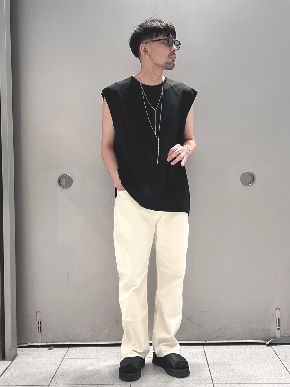 ブラック系のTシャツ/カットソー、ホワイト系のその他アウター、ホワイト系のデニムパンツを着用したメンズの春コーディネートの4枚目の写真