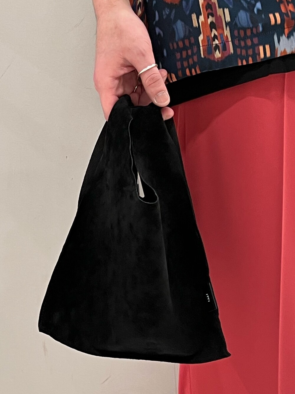 ブルー系のシャツ/ブラウス、ブラック系のトートバッグ、ピンク系のスラックスを着用したメンズの春コーディネートの4枚目の写真