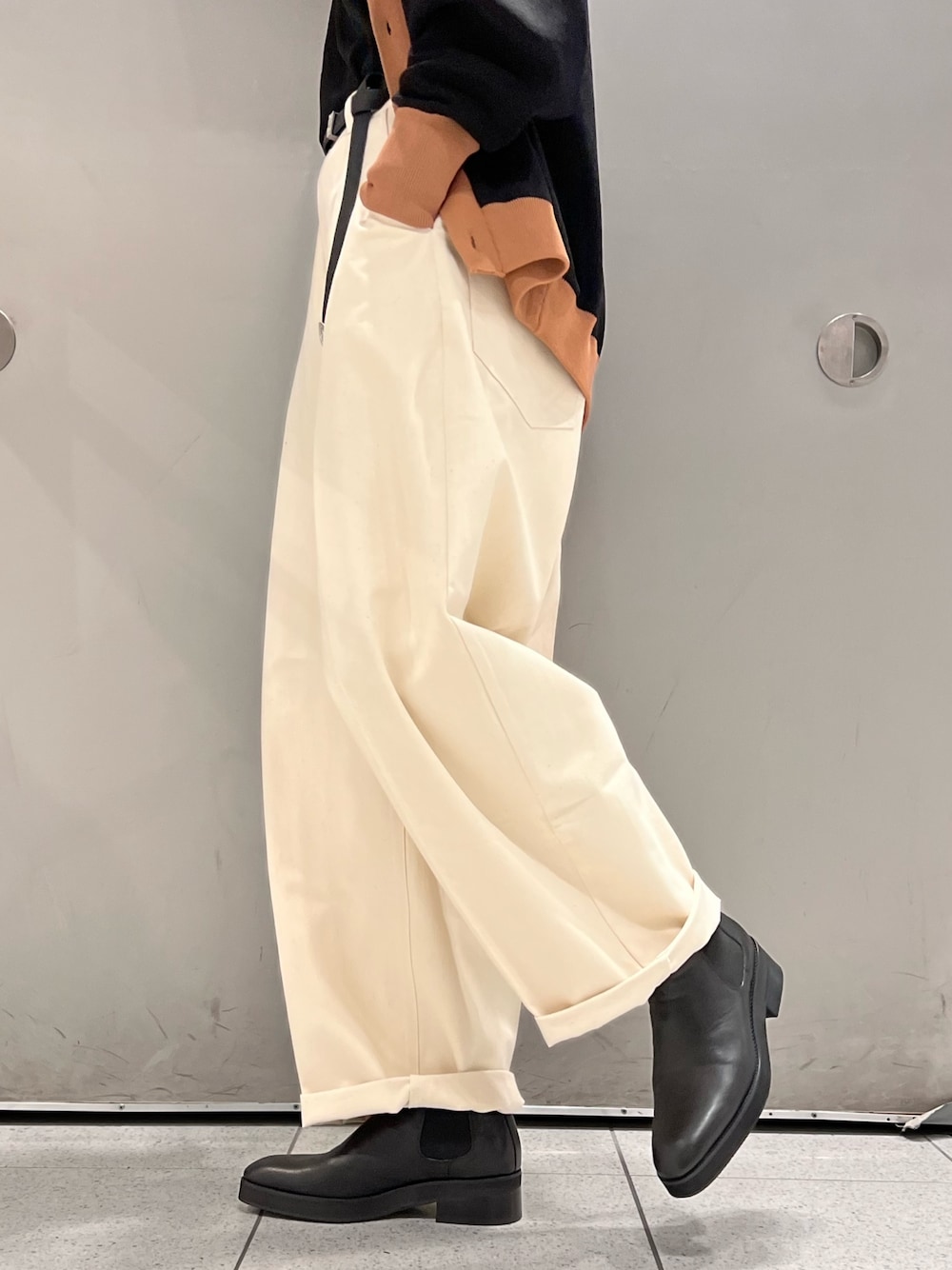 ブラック系のカーディガン/ボレロ、ブラック系のTシャツ/カットソー、ホワイト系のデニムパンツを着用したメンズの春コーディネートの4枚目の写真