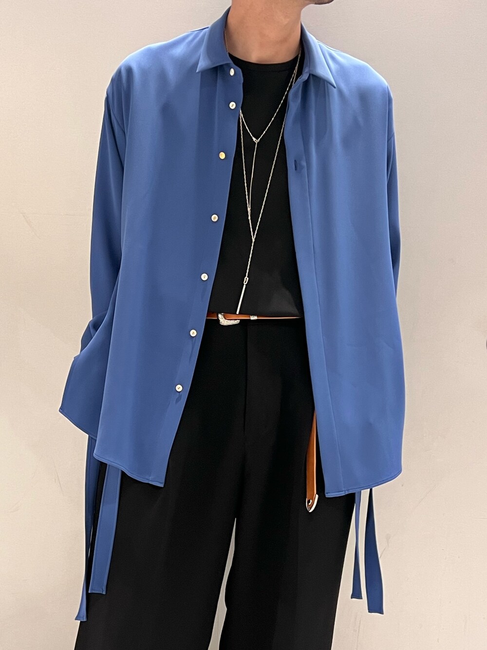 ブルー系のシャツ/ブラウス、ブラック系のTシャツ/カットソー、ブラック系のスラックスを着用したメンズの春コーディネートの4枚目の写真