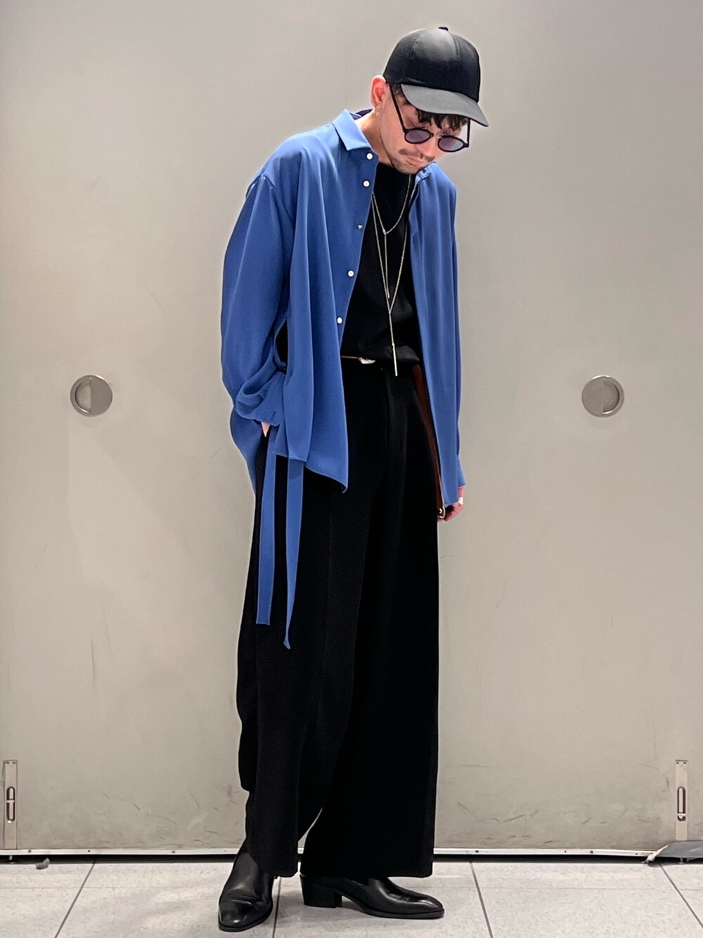 ブルー系のシャツ/ブラウス、ブラック系のTシャツ/カットソー、ブラック系のスラックスを着用したメンズの春コーディネートの3枚目の写真