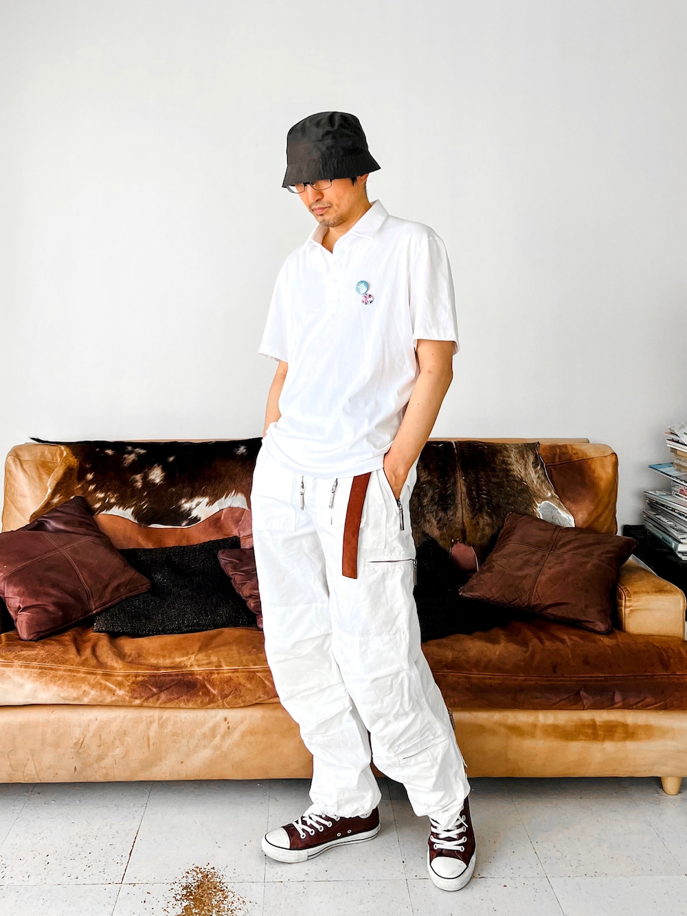 ホワイト系のポロシャツ、ホワイト系のカーゴパンツ、ホワイト系のカーゴパンツを着用したメンズの夏コーディネートの1枚目の写真