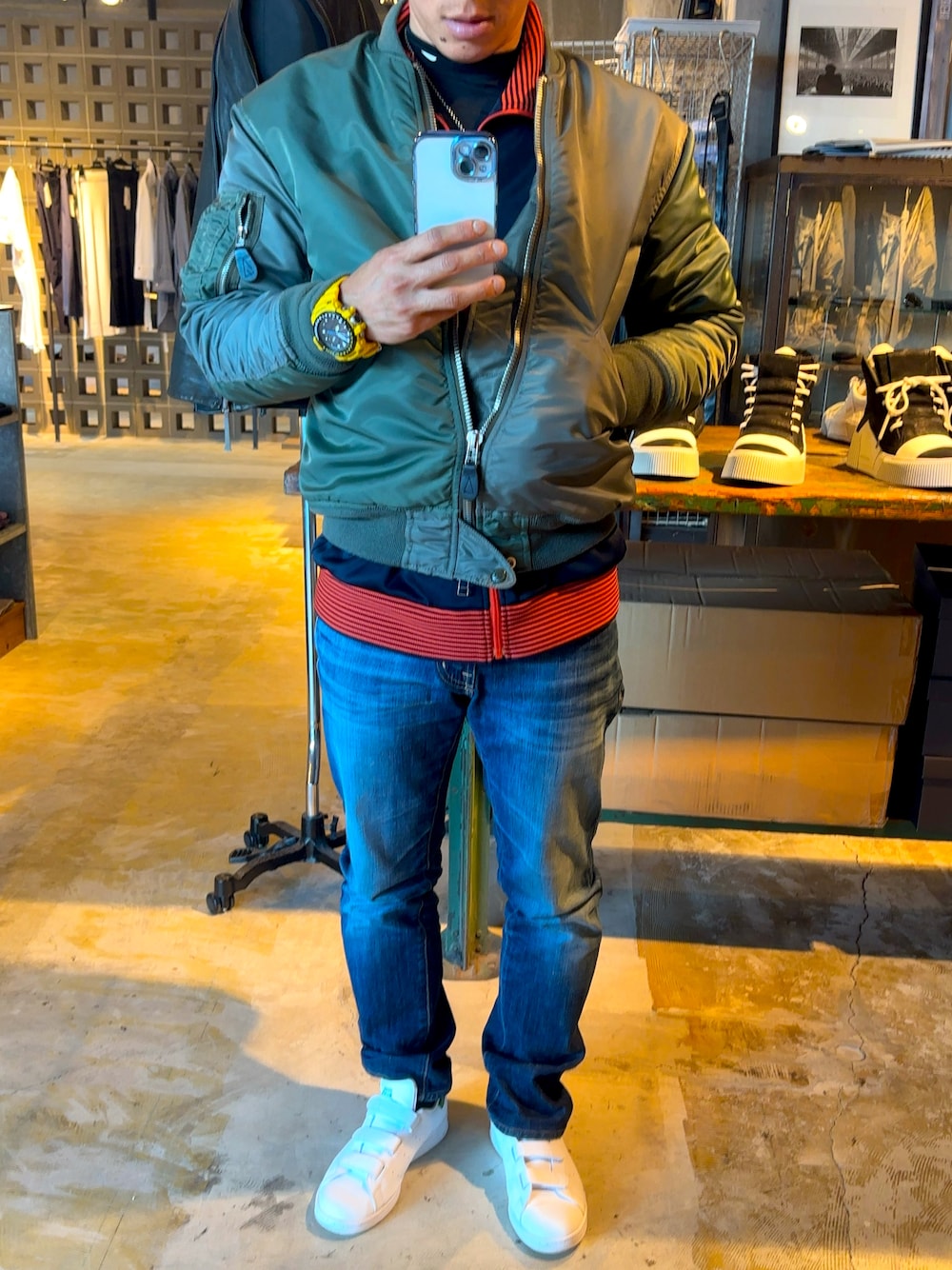 ブルー系のデニムパンツ、グリーン系のスニーカー、グリーン系のMA-1を着用したメンズの春コーディネートの1枚目の写真