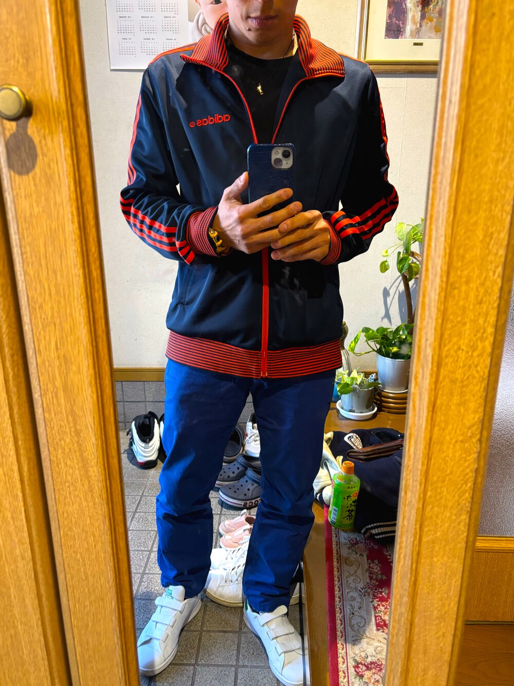 ブルー系のその他パンツ、グリーン系のスニーカー、ブルー系のジャージを着用したメンズの春コーディネートの1枚目の写真