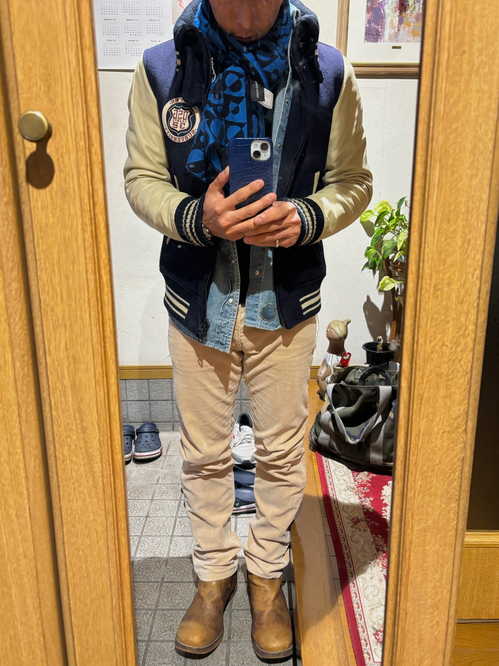 ベージュ系のその他パンツ、ブルー系のシャツ/ブラウス、ブルー系のスタジャンを着用したメンズの冬コーディネートの1枚目の写真