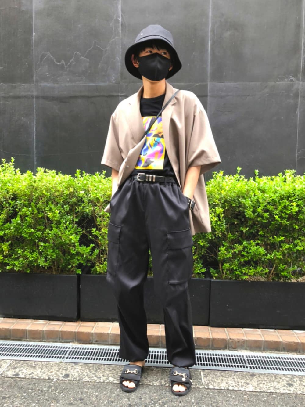 「夏、ビッグシルエット、黒、タックイン、ハット、シャツ/ブラウス、サンダル、プリントT」｜「Lui'sのデザインカーゴパンツ（カーゴパンツ、ブラック系）」を使った、natsuki（夏輝）さん（メンズ・168cm）の夏コーディネートの1枚目の写真