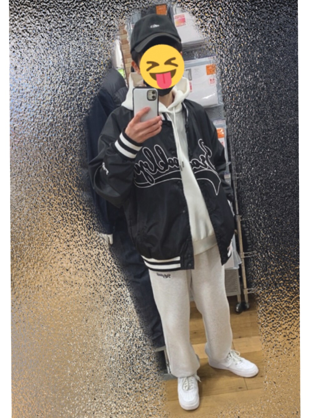 「シンプル、ストリート、ストリートコーデ、NIKE、スニーカーコーデ、おしゃれさんと繋がりたい、スタジャン、白、パーカー、スウェットパンツ、スウェット、BACKNUMBER、Right-on、春コーデ、大学生」｜「BACK NUMBERの【BACK NUMBER】「Refurbish」スウェットパンツ（その他パンツ、グレー系）」を使った、HARUTOさん（メンズ・168cm）の冬コーディネートの1枚目の写真