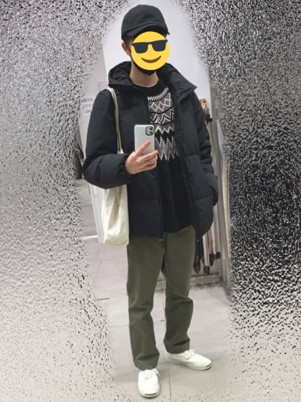 「カジュアルコーデ、ニット、キャップ、黒、ブラック、スニーカー、大学生、秋冬コーデ、カーキパンツ、チノパン、おしゃれさんと繋がりたい、求心柄、今日のコーデ、オトナカジュアル、ダウンジャケット」｜「Right-onの求心柄ニット（ニット/セーター、ブラック系）」を使った、HARUTOさん（メンズ・168cm）の冬コーディネートの1枚目の写真