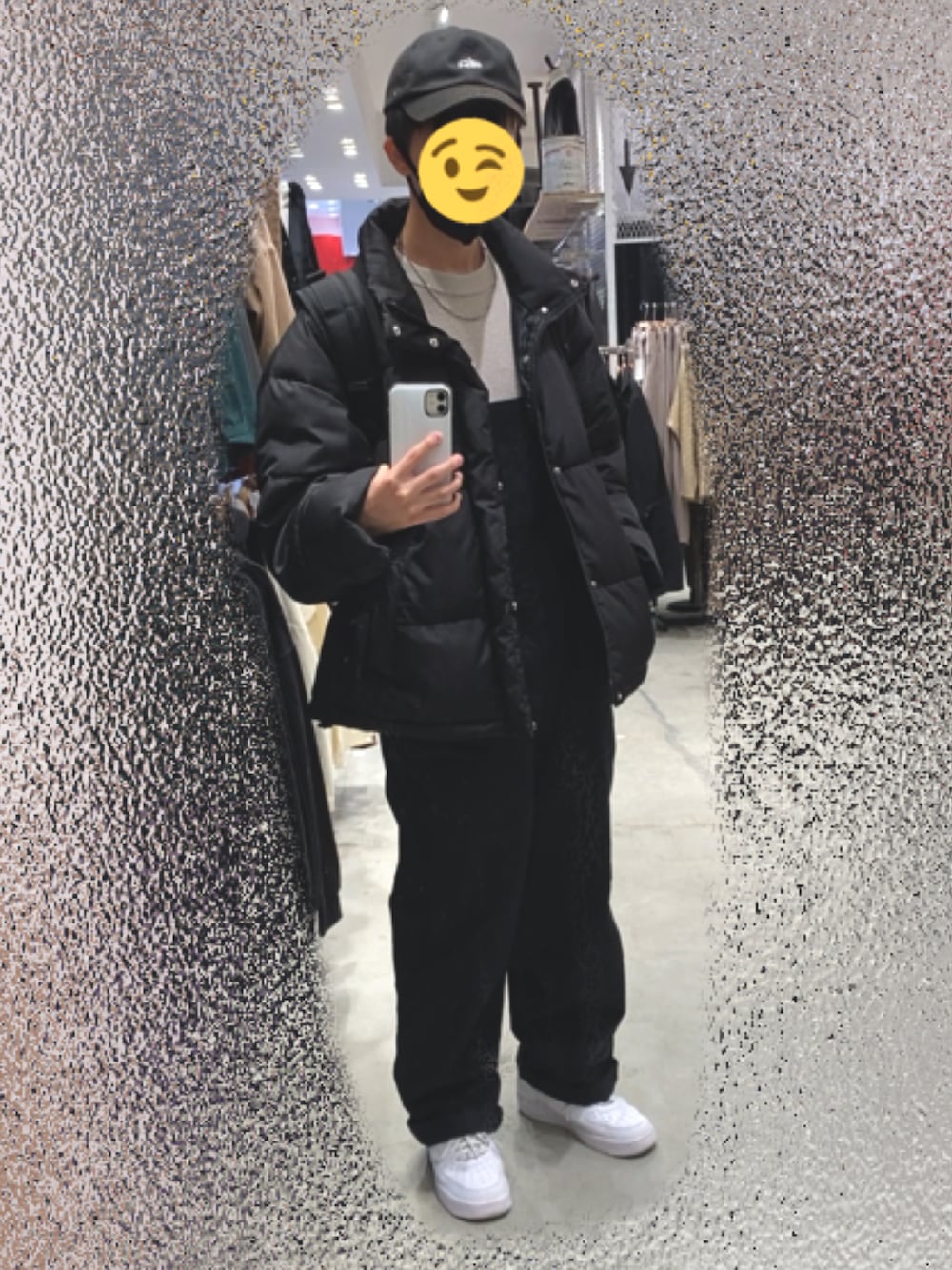 「秋冬コーデ、おしゃれさんと繋がりたい、シンプルコーデ、ニット、黒、キャップ、ダウンジャケット、グレー、ナイキ、白スニーカー、今日のコーデ、休日コーデ、冬コーデ、Right-on」｜「NIKEのナイキ エア フォース 1 '07 メンズシューズ / Nike Air Force 1 '07 Men's Shoes CW2288-111 White（スニーカー、ホワイト系）」を使った、HARUTOさん（メンズ・165cm）の冬コーディネートの1枚目の写真