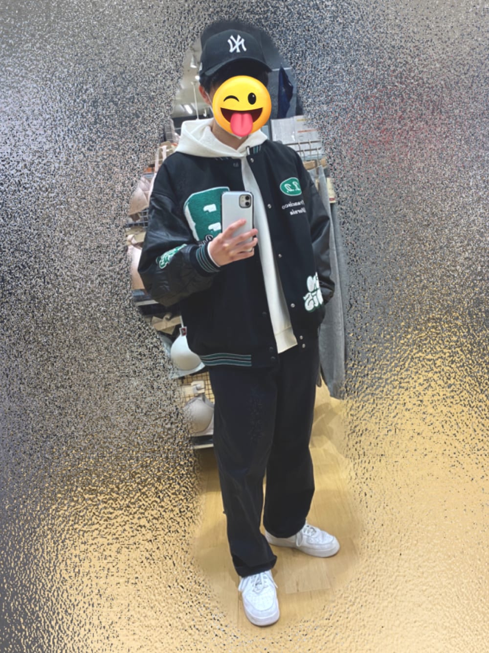 「休日スタイル、大人コーデ、シンプル、スタジャン、ベンデイビス、NEW ERA、キャップ、ストリート、ストリートコーデ、黒、白パーカー、パーカー、レイヤードスタイル、白スニーカー、黒パンツ」｜「BEN DAVISの【BEN DAVIS】スタジャン（スタジャン、ブラック系）」を使った、HARUTOさん（メンズ・166cm）の冬コーディネートの1枚目の写真