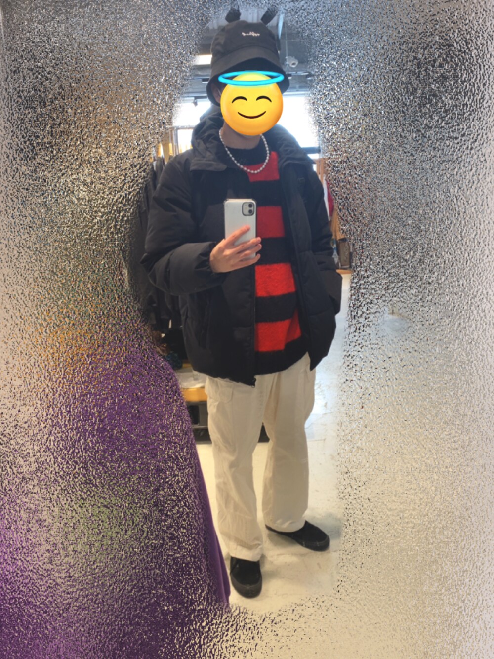 「お洒落さんとつながりたい、柄ニット、ニット、バケットハット、ダウンジャケット、黒、白パンツ、VANS、黒スニーカー、スニーカー、帽子、パールネックレス、ネックレス、大学生、ストリート」｜「VANSのVANS ヴァンズ OLD SKOOL DX オールドスクール DX V36CL+ M.BLACK（スニーカー、ブラック系）」を使った、HARUTOさん（メンズ・166cm）の冬コーディネートの1枚目の写真