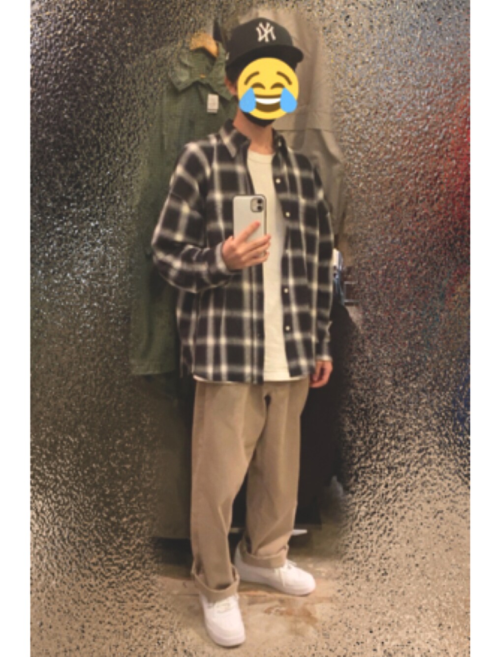 「スニーカー、NIKE、チェックシャツ、ベージュ、キャップ、ストリート、黒、Dickies、NEW ERA、スニーカーコーデ、ワークパンツ、白Tシャツ、ストリートMIX、ストリートコーデ、おしゃれさんと繋がりたい」｜「NIKEのナイキ エア フォース 1 '07 メンズシューズ / Nike Air Force 1 '07 Men's Shoes CW2288-111 White（スニーカー、ホワイト系）」を使った、HARUTOさん（メンズ・165cm）の秋コーディネートの1枚目の写真