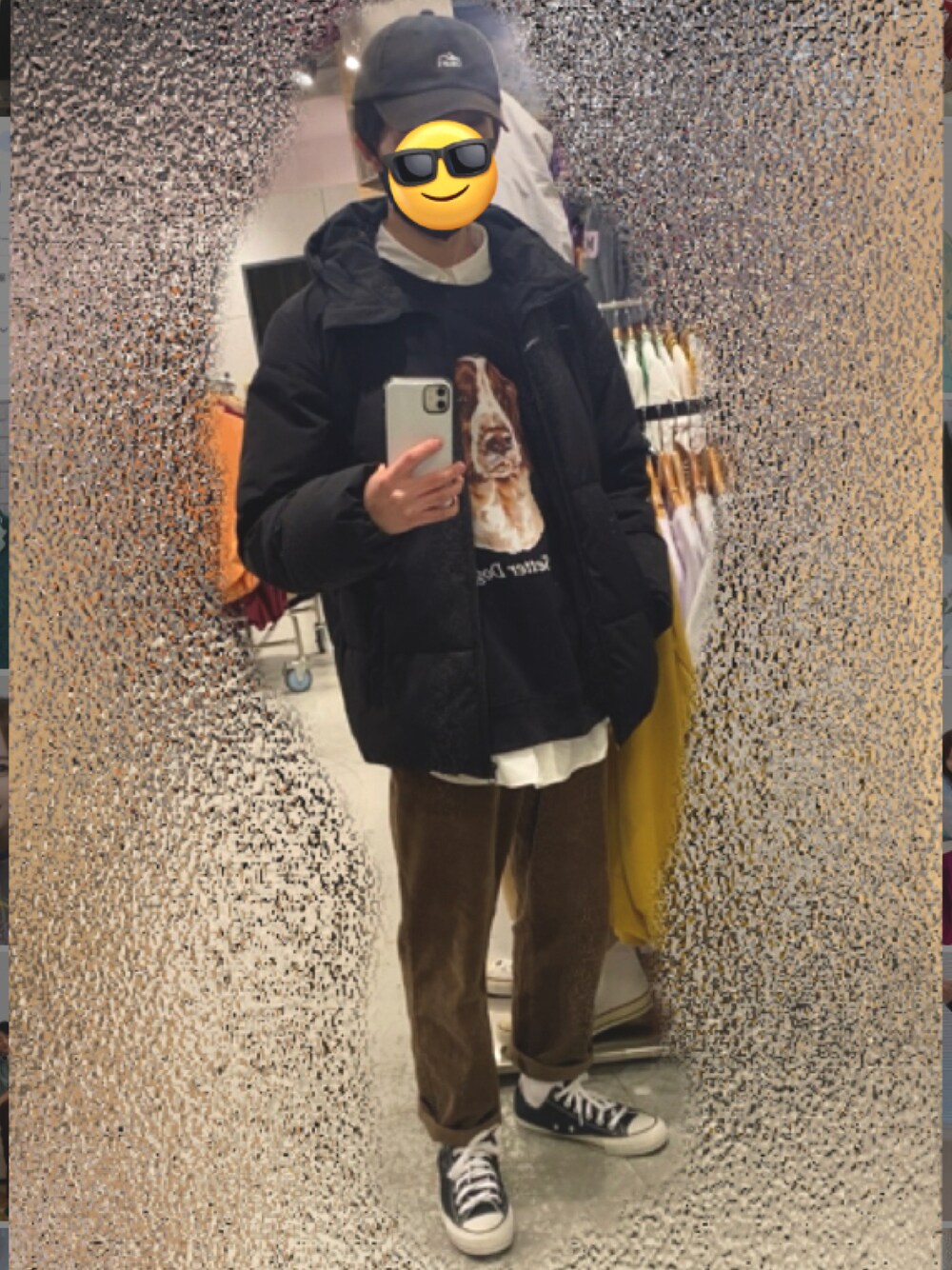 「メンズコーデ、冬のコーデ、お洒落さんとつながりたい、大学生、黒スニーカー、スニーカー、converse、GU、コーデュロイ、ダウンジャケット、キャップ、おしゃれさんと繋がりたい、犬、白シャツ、レイヤード」｜「CONVERSEのCONVERSE コンバース オールスター 100 カラーズ　オックス / ALL STAR 100 COLORS OX（スニーカー、ブラック系）」を使った、HARUTOさん（メンズ・166cm）の冬コーディネートの1枚目の写真
