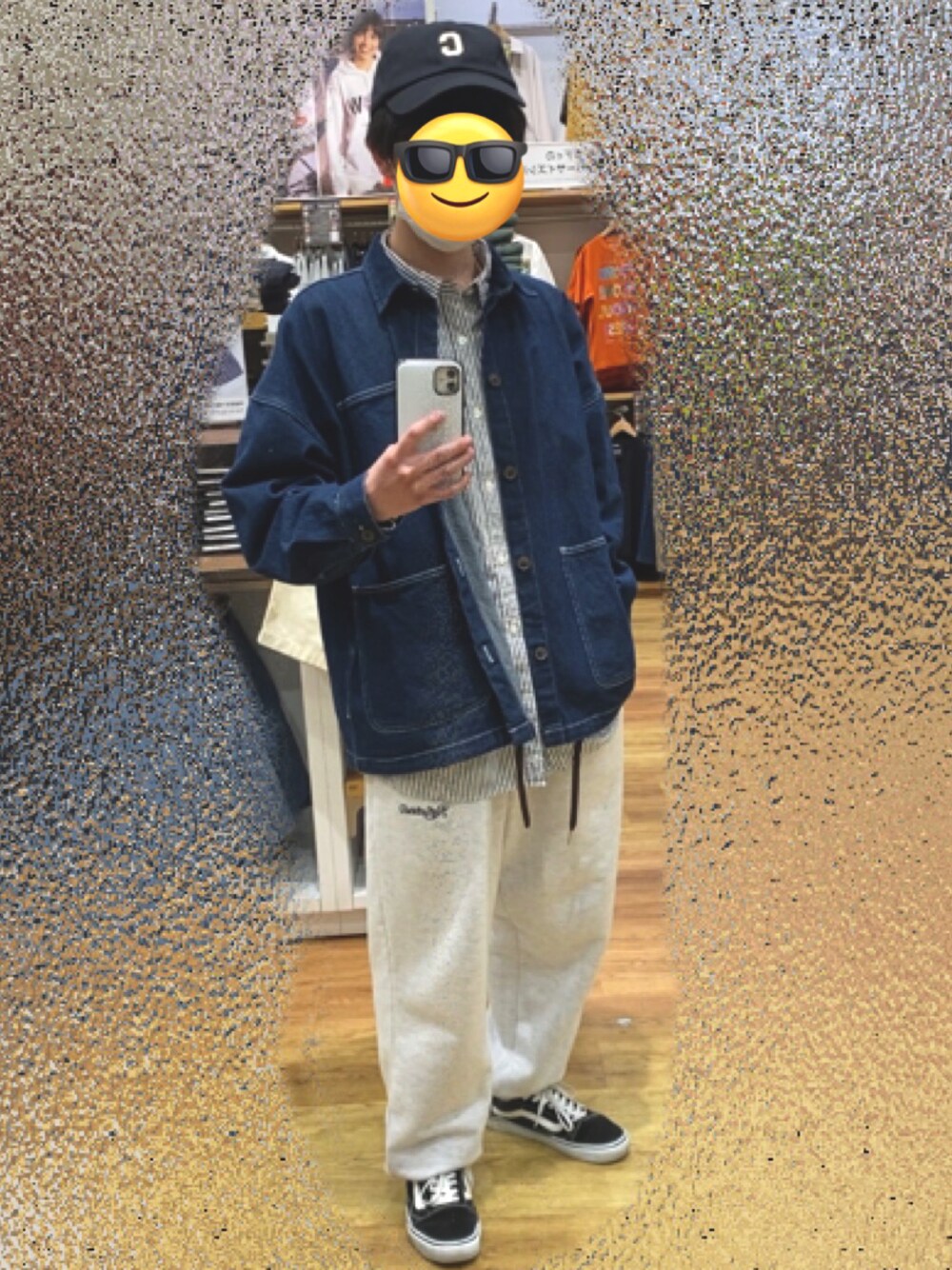 「春アウター、大人コーデ、おしゃれさんと繋がりたい、キャップ、デニムジャケット、ストライプ、VANS、スウェットパンツ、Right-on、大学生、黒、シンプル、黒スニーカー、スニーカーコーデ」｜「VANSのVANS ヴァンズ VN000D3HY28 OLD SKOOL オールドスクール BLACK 定番人気商品（スニーカー、ブラック系）」を使った、HARUTOさん（メンズ・166cm）の春コーディネートの1枚目の写真