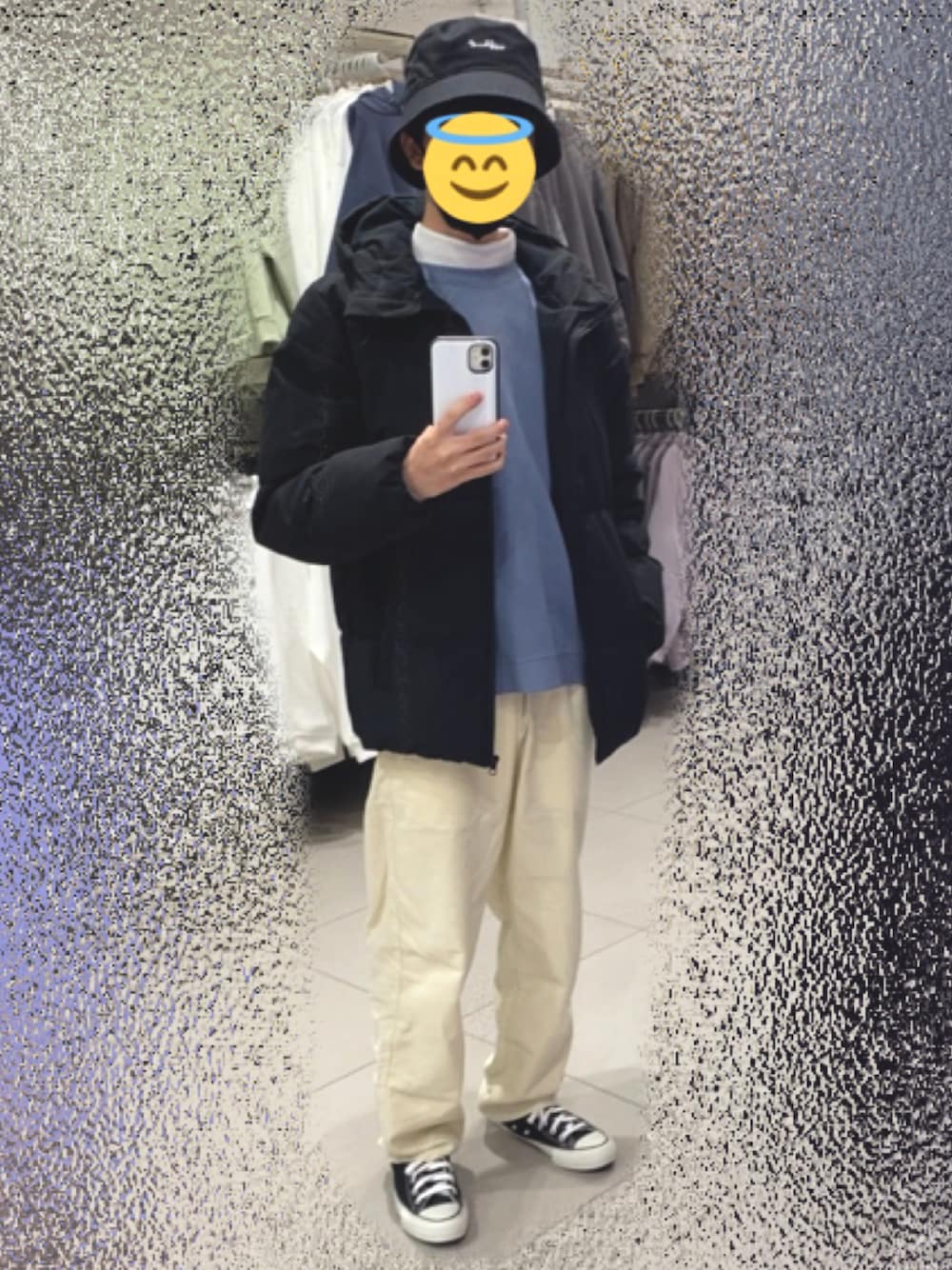 ブラック系のスニーカー、ブラック系のダウンジャケット/コートを着用したメンズの冬コーディネートの1枚目の写真