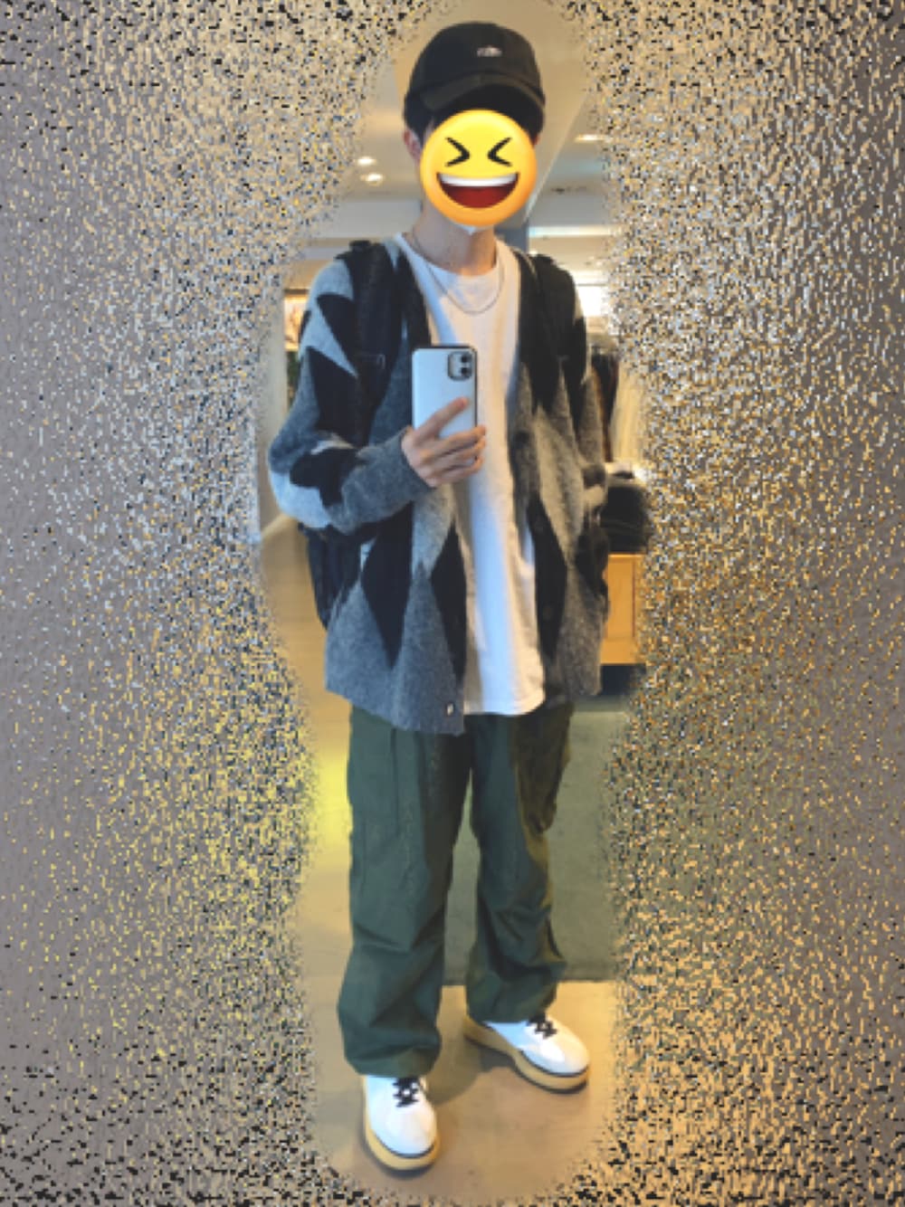 「秋コーデ、シンプルコーデ、カーディガン、秋服、グレー、カーゴパンツ、カーキ、カーキパンツ、Onitsuka Tiger、白スニーカー、大学生、いいね、save、フォローお願いします🤑、おしゃれさんと繋がりたい、Right-on、back number」｜「BACK NUMBERの【BACK NUMBER】リネンジャングルファティーグパンツ（カーゴパンツ、グリーン系）」を使った、HARUTOさん（メンズ・166cm）の秋コーディネートの1枚目の写真