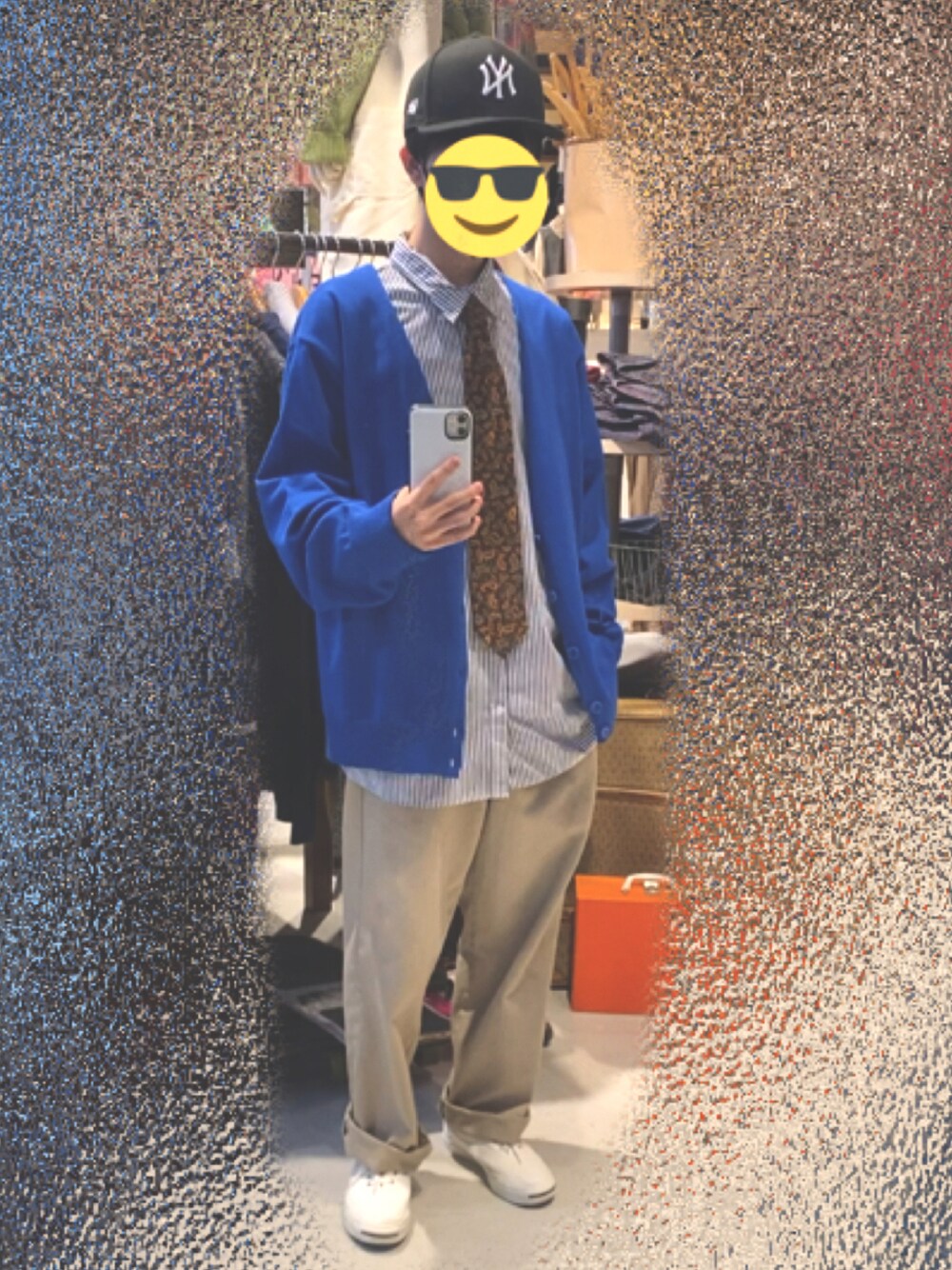 「カーディガン、ベージュ、キャップ、秋のコーデ、converse、ストリート、Dickies、NEW ERA、ネクタイ、白スニーカー、ストライプシャツ、青、ワークパンツ、ストリートMIX、おしゃれさんと繋がりたい」｜「NEW ERAのニューエラ キャップ ニューヨーク ヤンキース（キャップ、ブラック系）」を使った、HARUTOさん（メンズ・165cm）の秋コーディネートの1枚目の写真