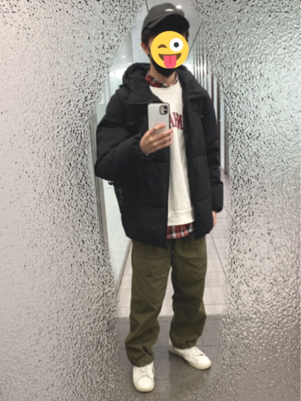 グリーン系のカーゴパンツ、ホワイト系のスニーカー、ブラック系のダウンジャケット/コートを着用したメンズの冬コーディネートの1枚目の写真