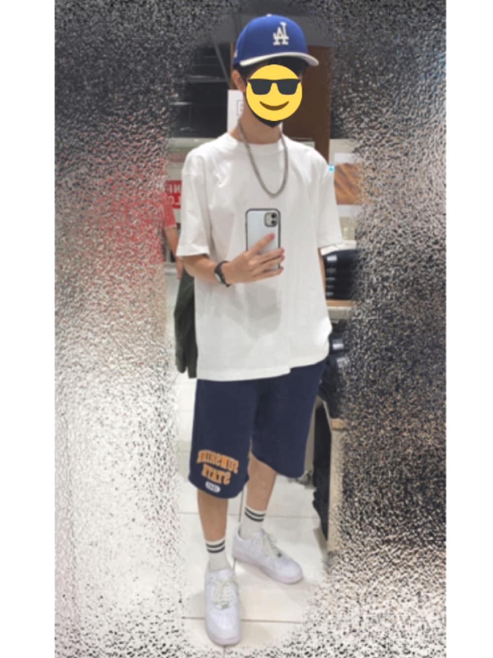 ホワイト系のスニーカー、ホワイト系のTシャツ/カットソー、ホワイト系のソックス/靴下を着用したメンズの秋コーディネートの1枚目の写真