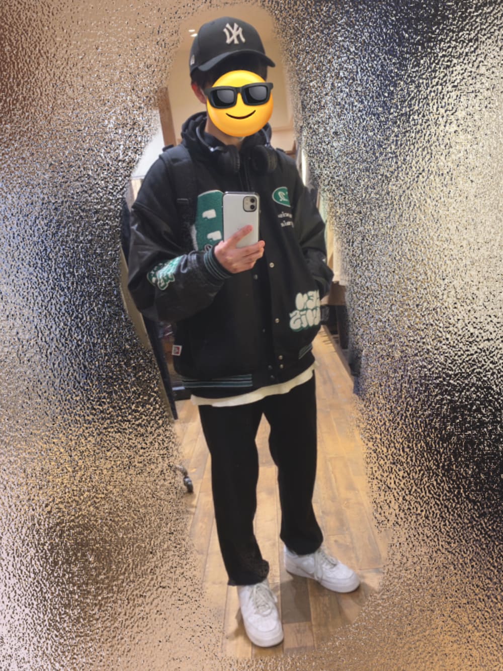 「今日のコーデ、休日コーデ、カジュアルコーデ、スタジャン、NEW ERA、ファッション好きと繋がりたい、パーカー、スウェットパンツ、スニーカー、おしゃれさんと繋がりたい、ベンデイビス、Right-on、黒パーカー、レイヤードスタイル、NIKE」｜「NIKEのナイキ エア フォース 1 '07 メンズシューズ / Nike Air Force 1 '07 Men's Shoes CW2288-111 White（スニーカー、ホワイト系）」を使った、HARUTOさん（メンズ・166cm）の冬コーディネートの1枚目の写真