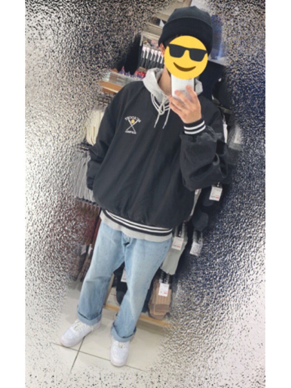 「スウェット、スニーカー、デニム、NIKE、パーカー、ストリート、黒、デニムパンツ、古着MIX、ビーニー、カジュアルコーデ、グレーパンツ、ストリートMIX、今日のコーデ、おしゃれさんと繋がりたい」｜「NIKEのナイキ エア フォース 1 '07 メンズシューズ / Nike Air Force 1 '07 Men's Shoes CW2288-111 White（スニーカー、ホワイト系）」を使った、HARUTOさん（メンズ・166cm）の秋コーディネートの1枚目の写真
