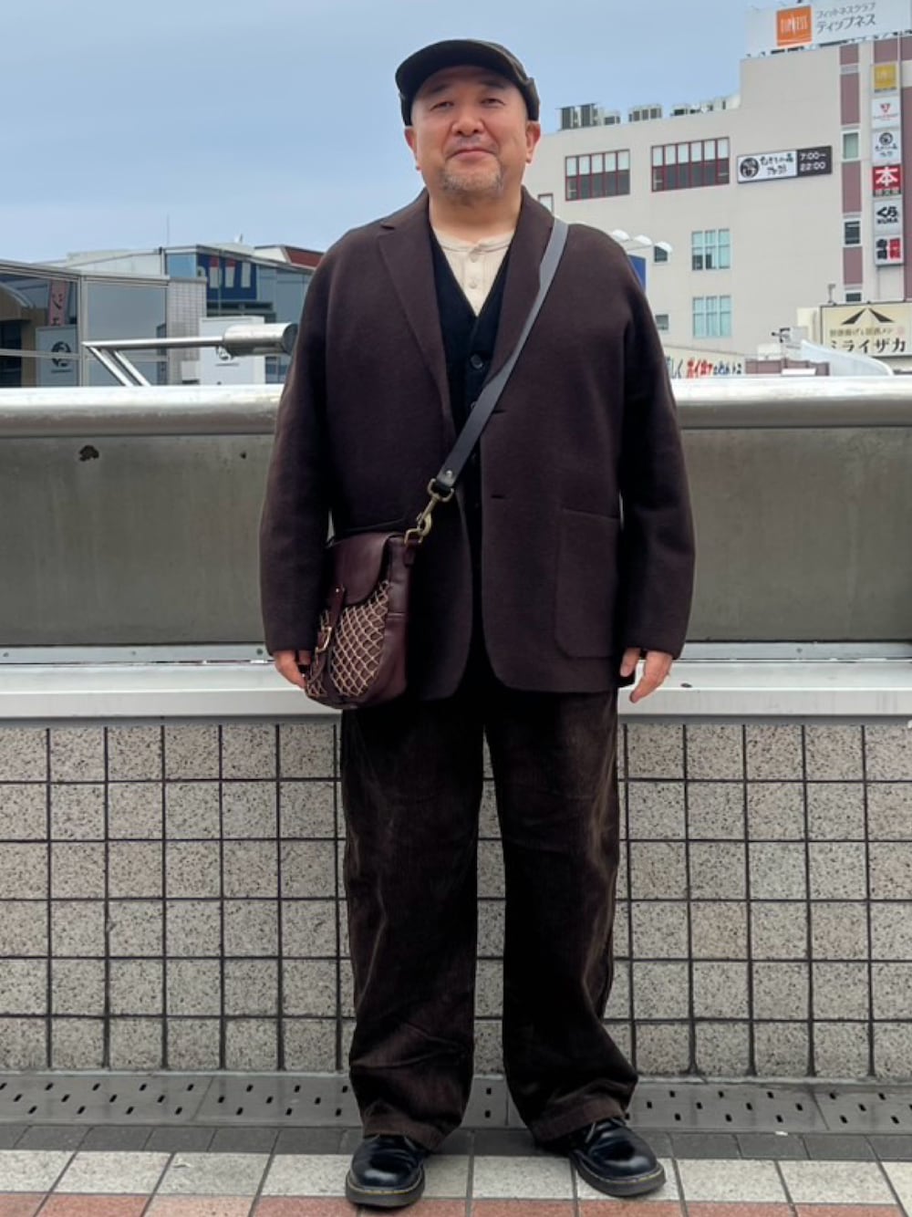 ブラック系のベストを着用したメンズの秋コーディネートの1枚目の写真