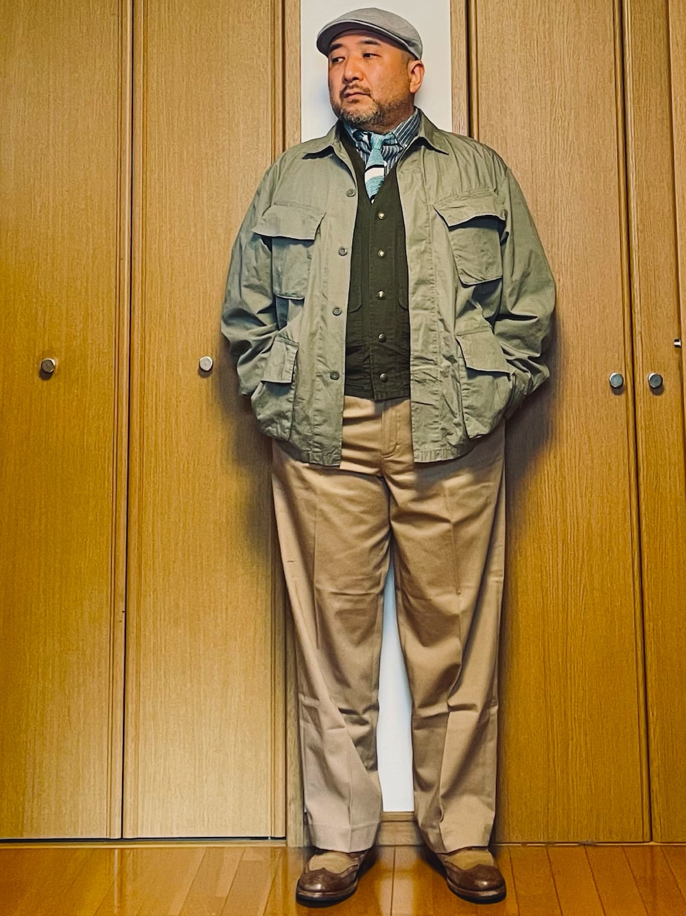 グリーン系のベスト、ブルー系のシャツ/ブラウス、グリーン系のネクタイを着用したメンズの春コーディネートの1枚目の写真