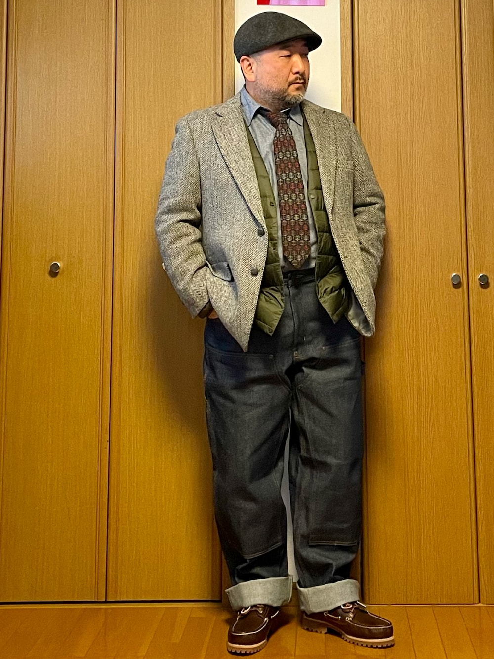 ブルー系のデニムパンツ、その他のネクタイ、ブルー系のシャツ/ブラウスを着用したメンズの冬コーディネートの1枚目の写真