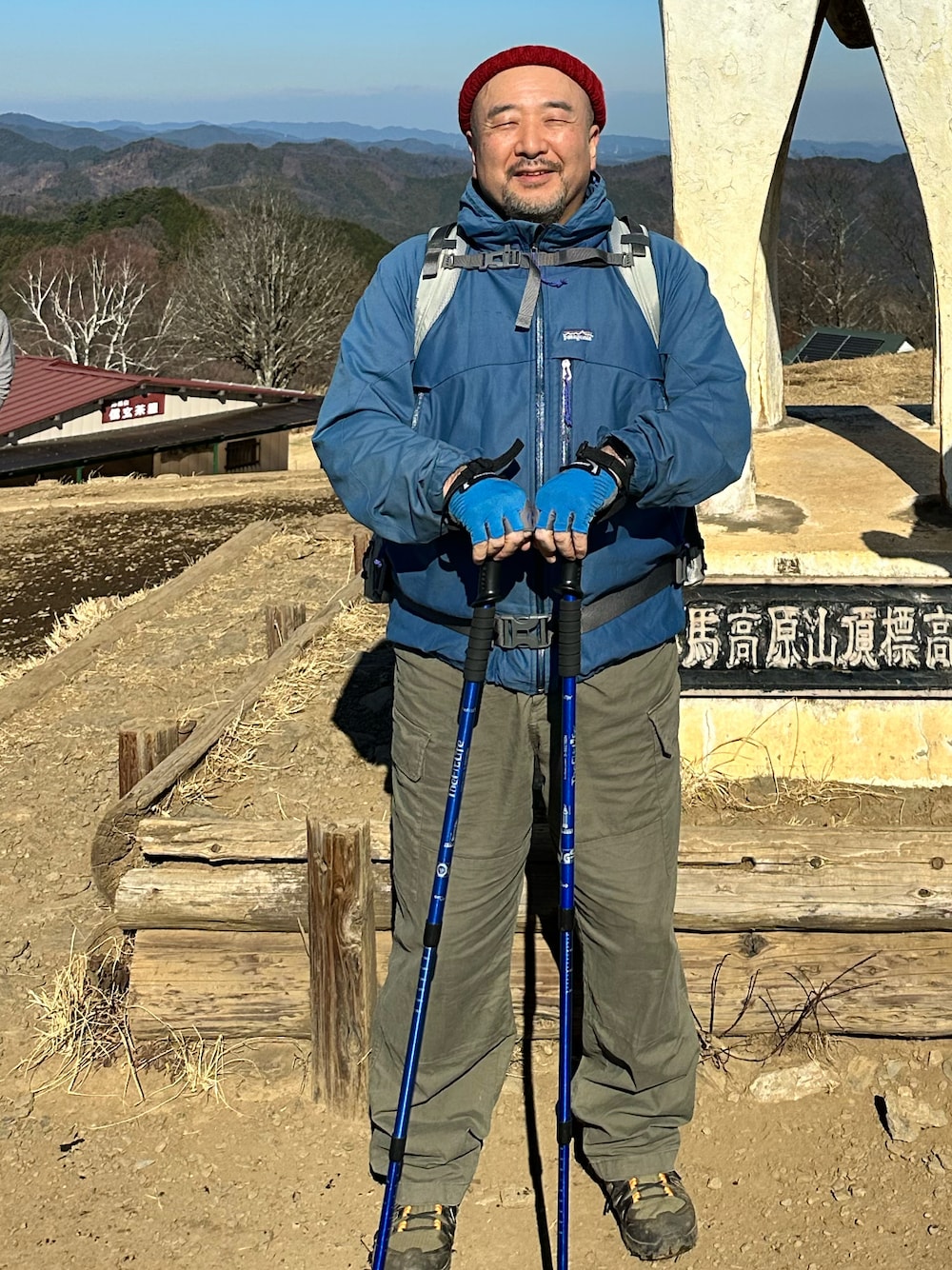 ブルー系のマウンテンパーカーを着用したメンズの冬コーディネートの1枚目の写真