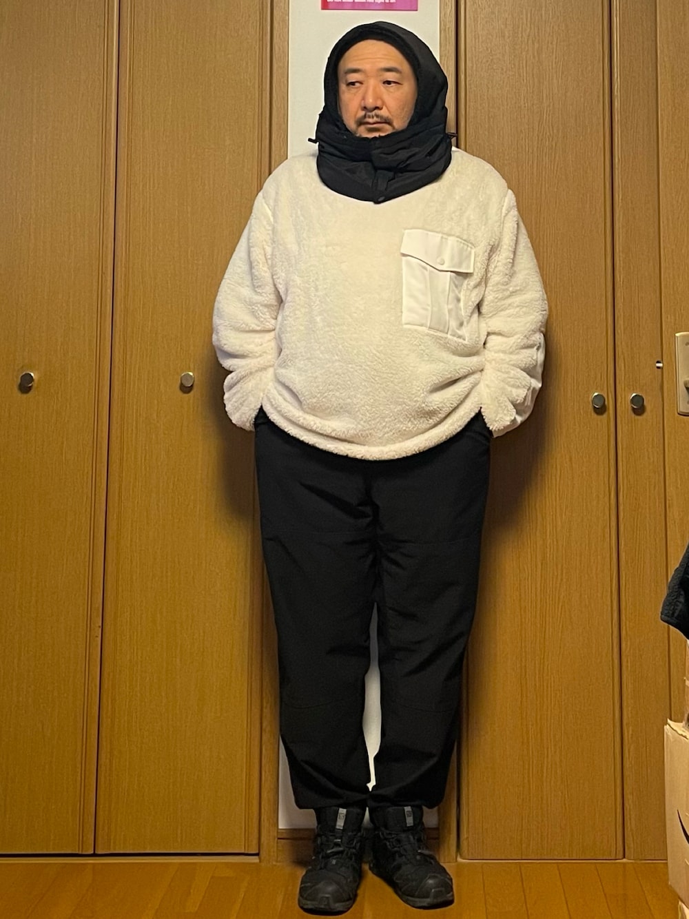 ブラック系のその他パンツ、ホワイト系のその他トップス、ブラック系のスニーカーを着用したメンズの秋コーディネートの1枚目の写真