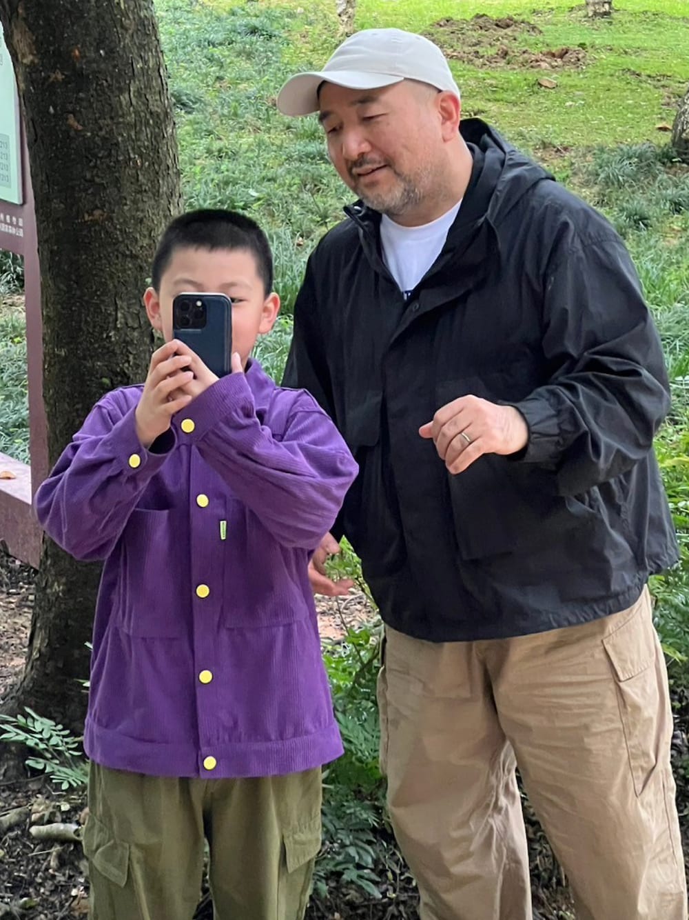 ベージュ系のキャップを着用したメンズの春コーディネートの1枚目の写真