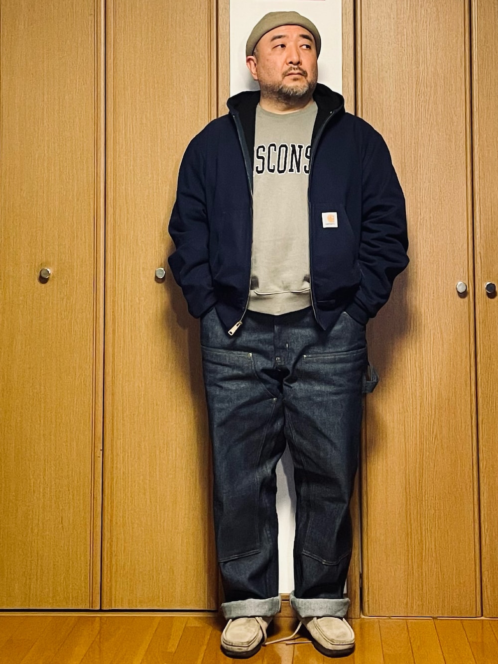 スタジャンを使った「ベージュ×ネイビー」の人気ファッション