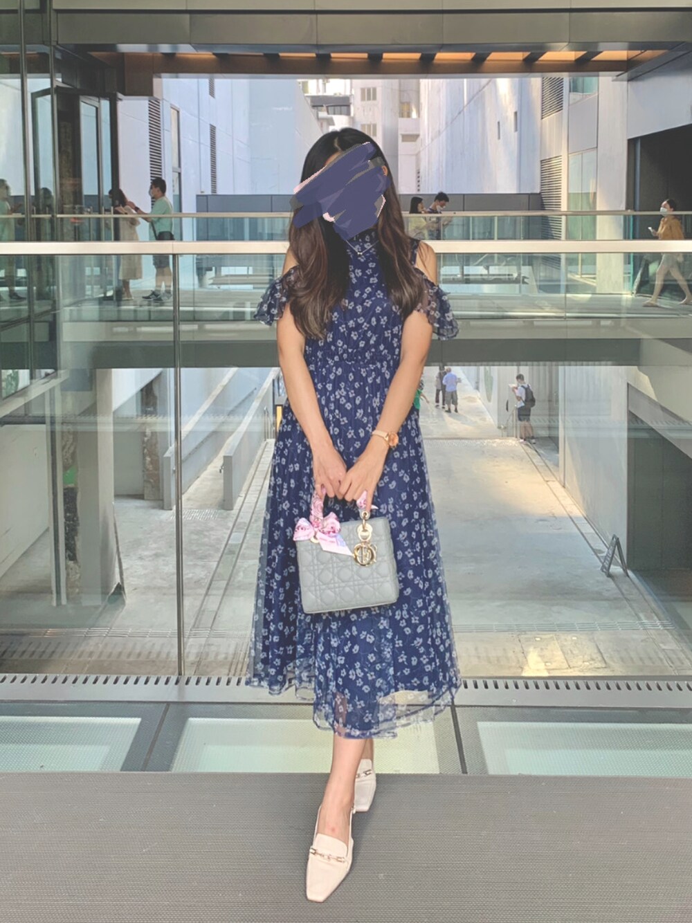 「ootd、Hong Kong、titty&Co.、BVLGARI、Dior、RANDA」｜「Diorのアイテム（バッグ、グレー系）」を使った、nanaさん（レディース・160cm）の秋コーディネートの1枚目の写真