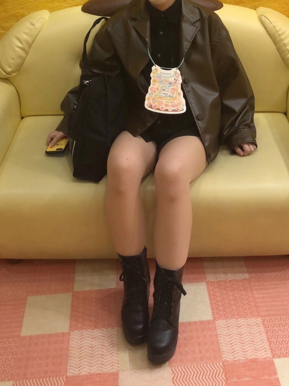「コーデュロイ、シンプル、ロングブーツ、Kastane、秋服、サンリオ、カジュアルコーデ、サンリオピューロランド、厚底ブーツ、ポムポムプリン、kutir、wearhalloween2021」｜「179/WGのヒールレースアップブーツ（ブーツ、ブラック系）」を使った、ぽむりさん（レディース・156cm）の秋コーディネートの1枚目の写真