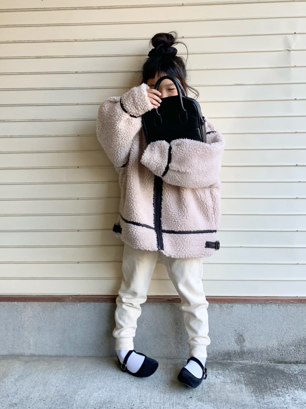 「スウェットパンツ、冬コーデ、ボリューム袖、ボアジャケット、ボア、カジュアルコーデ、バレエシューズ、ホワイトコーデ、ワントーンコーデ、私の推しブランド、プチプラ、あったかコーデ」｜「classicalelfの《キッズ》1枚でお洒落映え！ふわもこボアフライトジャケット（ブルゾン、ベージュ系）」を使った、N2さん（キッズ・120cm）の冬コーディネートの1枚目の写真