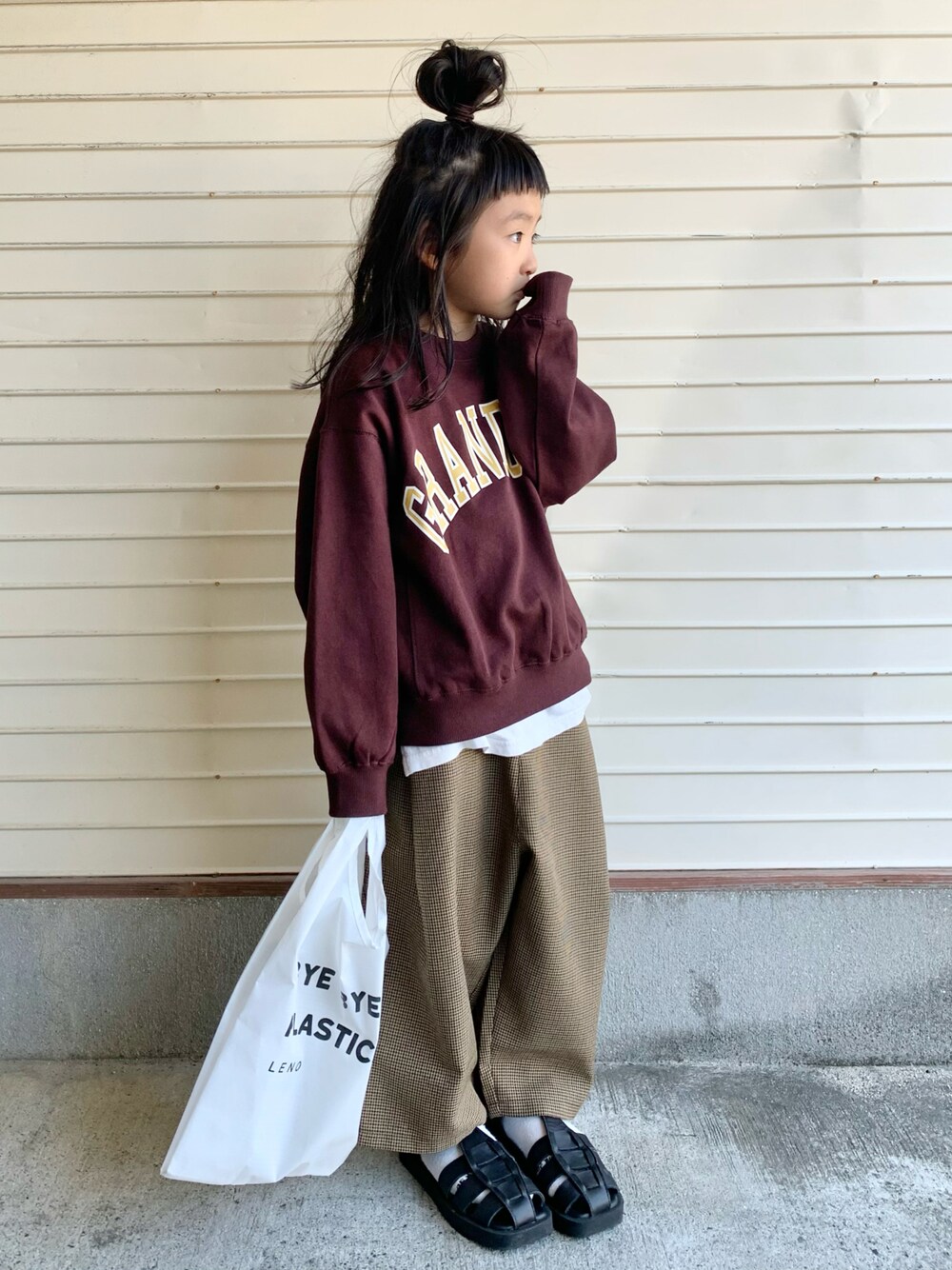 「スウェット、レイヤードスタイル、チェックパンツ、ブラウン、ロゴスウェット、ゆるコーデ、秋コーデ、秋服準備はじめました」｜「LOWRYS FARMのウラケロゴプルオーバー　215993（スウェット、ブラウン系）」を使った、N2さん（キッズ・110cm）の秋コーディネートの1枚目の写真