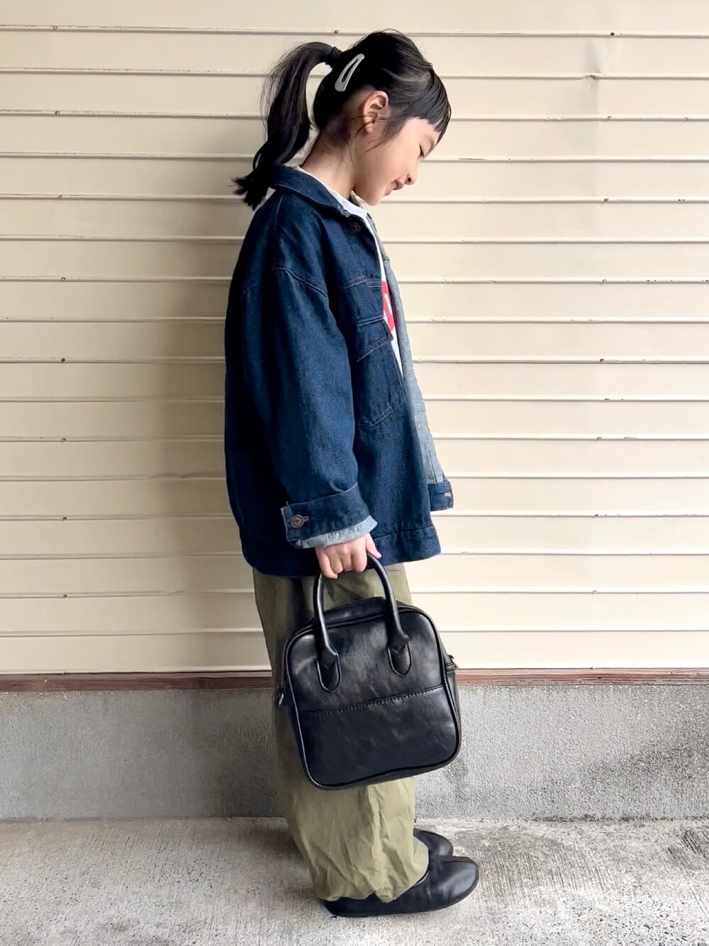 「春服デビュー宣言、春コーデ、デニムジャケット、カーゴパンツ、バレエシューズ、カジュアルコーデ、デニム、シンプルコーデ、春アウター、ジャケット」｜「LOWRYS FARMのＷｅｎｄｙ’ｓウラケプルオーバー　180399（スウェット、グレー系）」を使った、N2さん（キッズ・122cm）の春コーディネートの1枚目の写真
