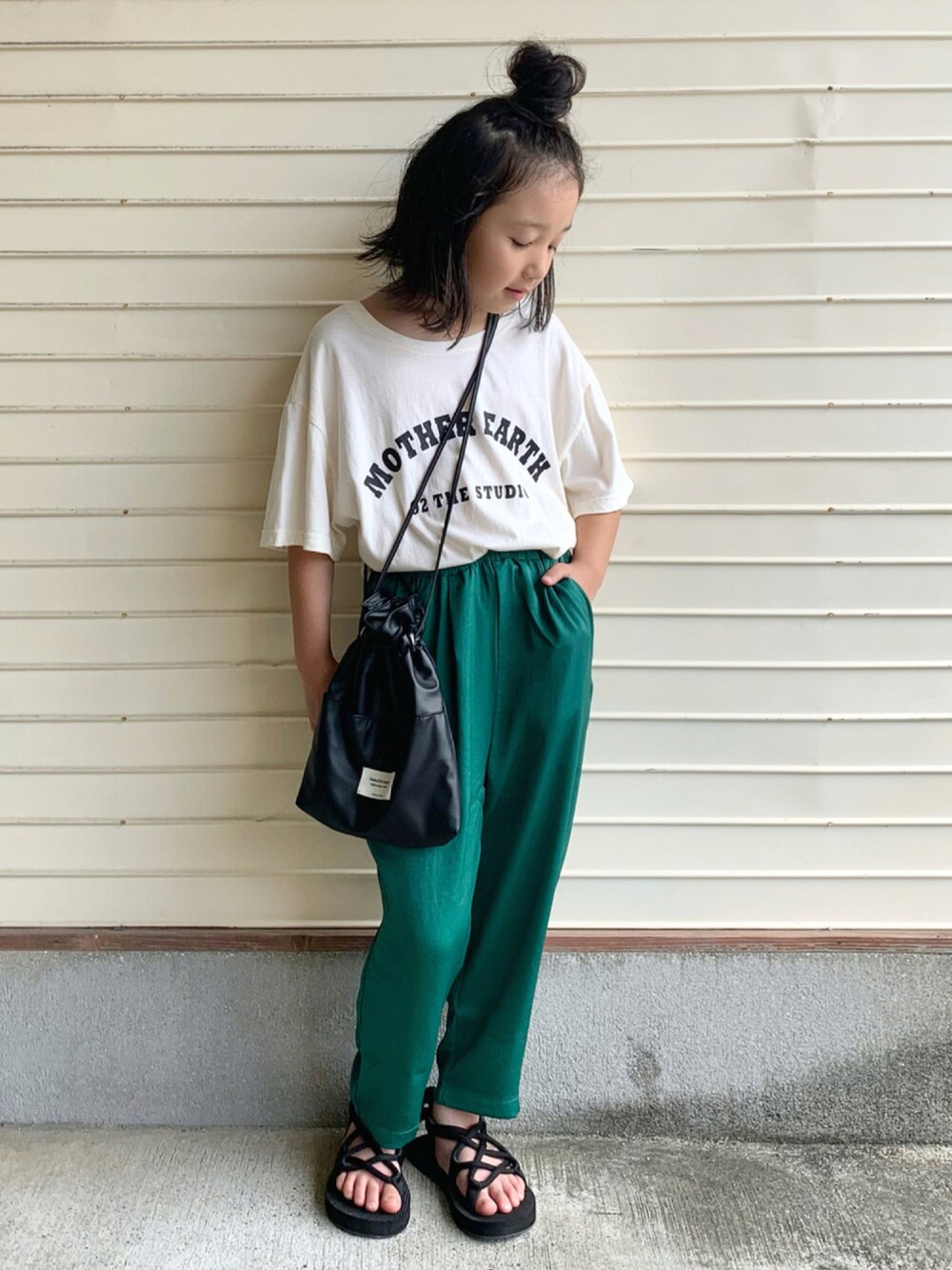 「シンプルコーデ、グリーン、プリントT、ロゴT、休日スタイル、タックイン、ショルダーバッグ、韓国子供服、ストリート、カラーパンツ」｜「pasàpasのアイテム（Tシャツ/カットソー、グレー系）」を使った、N2さん（キッズ・120cm）の夏コーディネートの1枚目の写真